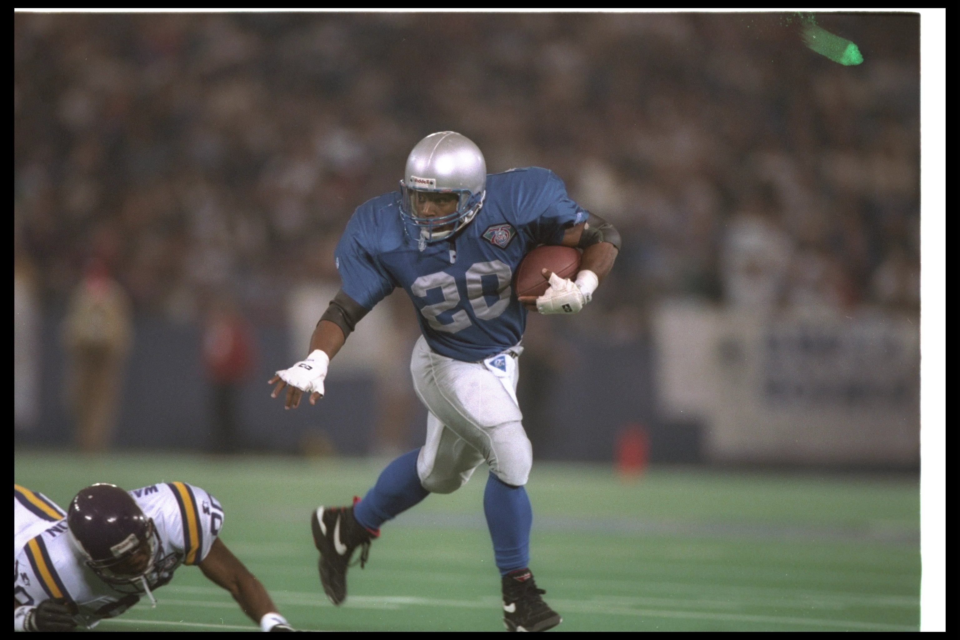 17 Dec 1994: Running back Barry Sanders of the Detroit Lions moves the ball during a game against the Minnesota Vikings at the Pontiac Silverdome in Pontiac, Michigan. The Lions won the game, 41-19.