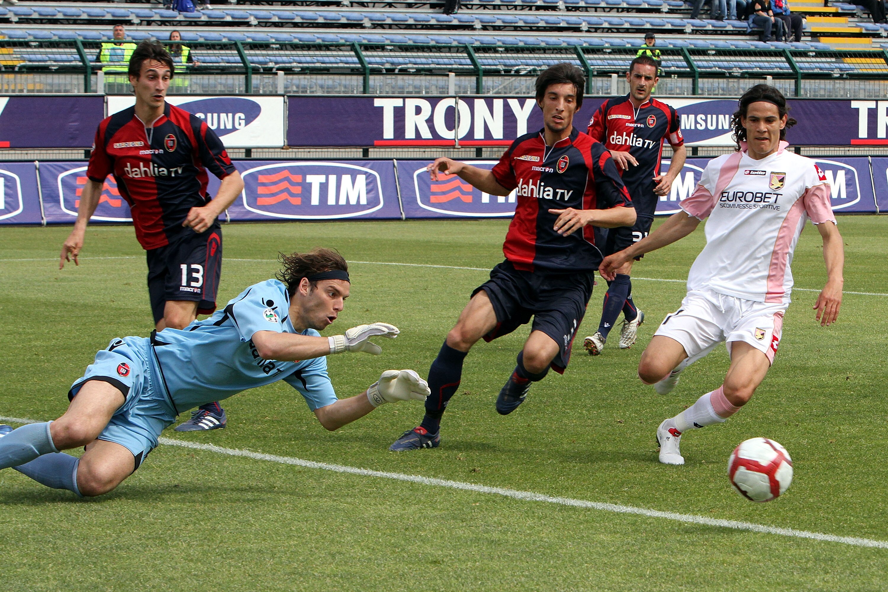 CAGLIARI, ITALY - APRIL 18: federico marchetti of cagliari during the Serie A match between Cagliari Calcio and US Citta di Palermo at Stadio Sant'Elia on April 18, 2010 in Cagliari, Italy.  (Photo by Enrico Locci/Getty Images)