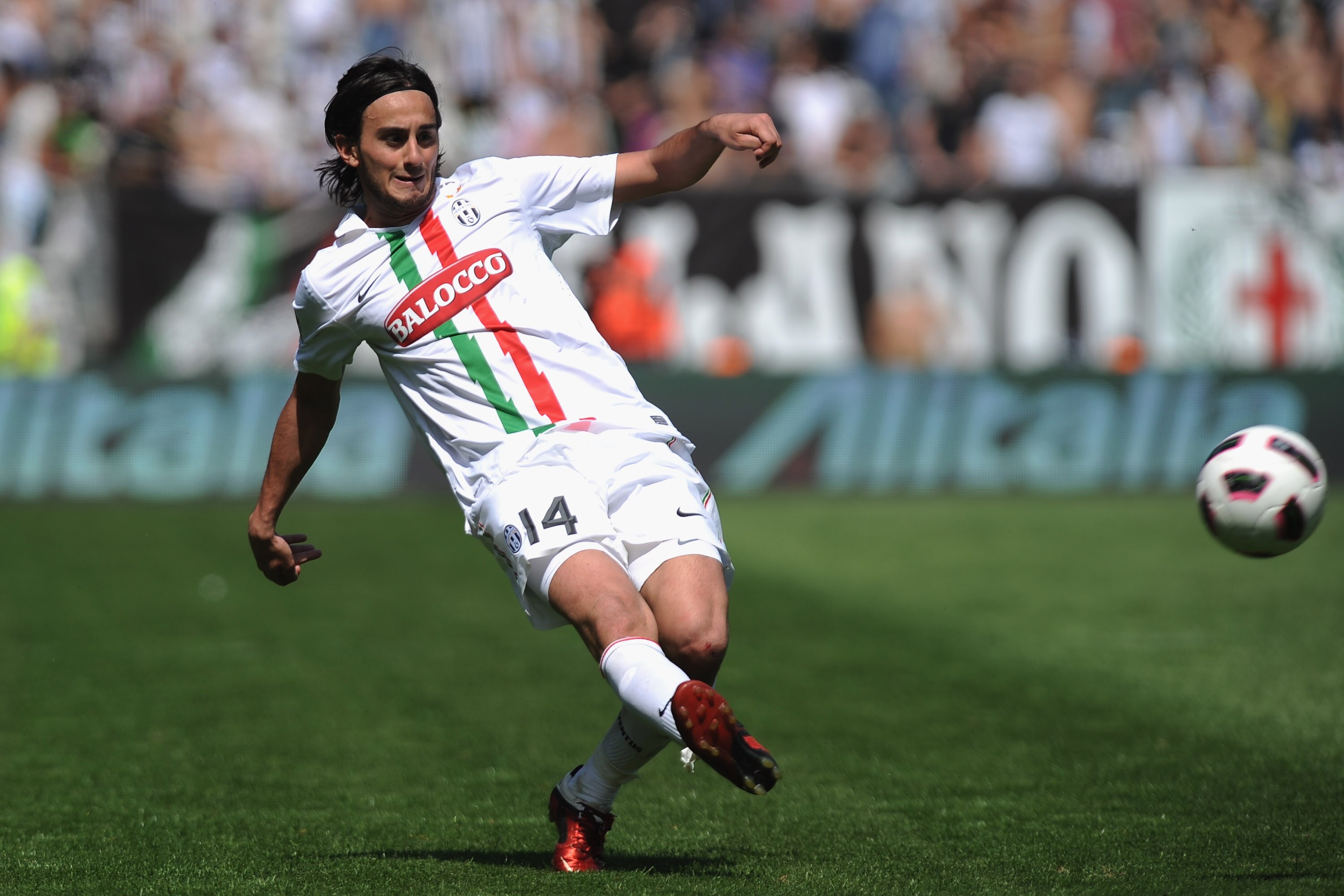 TURIN, ITALY - APRIL 10:  Alberto Aquilani of Juventus FC shoots the ball during the Serie A match between Juventus FC and Genoa CFC at Olimpico Stadium on April 10, 2011 in Turin, Italy.  (Photo by Valerio Pennicino/Getty Images)