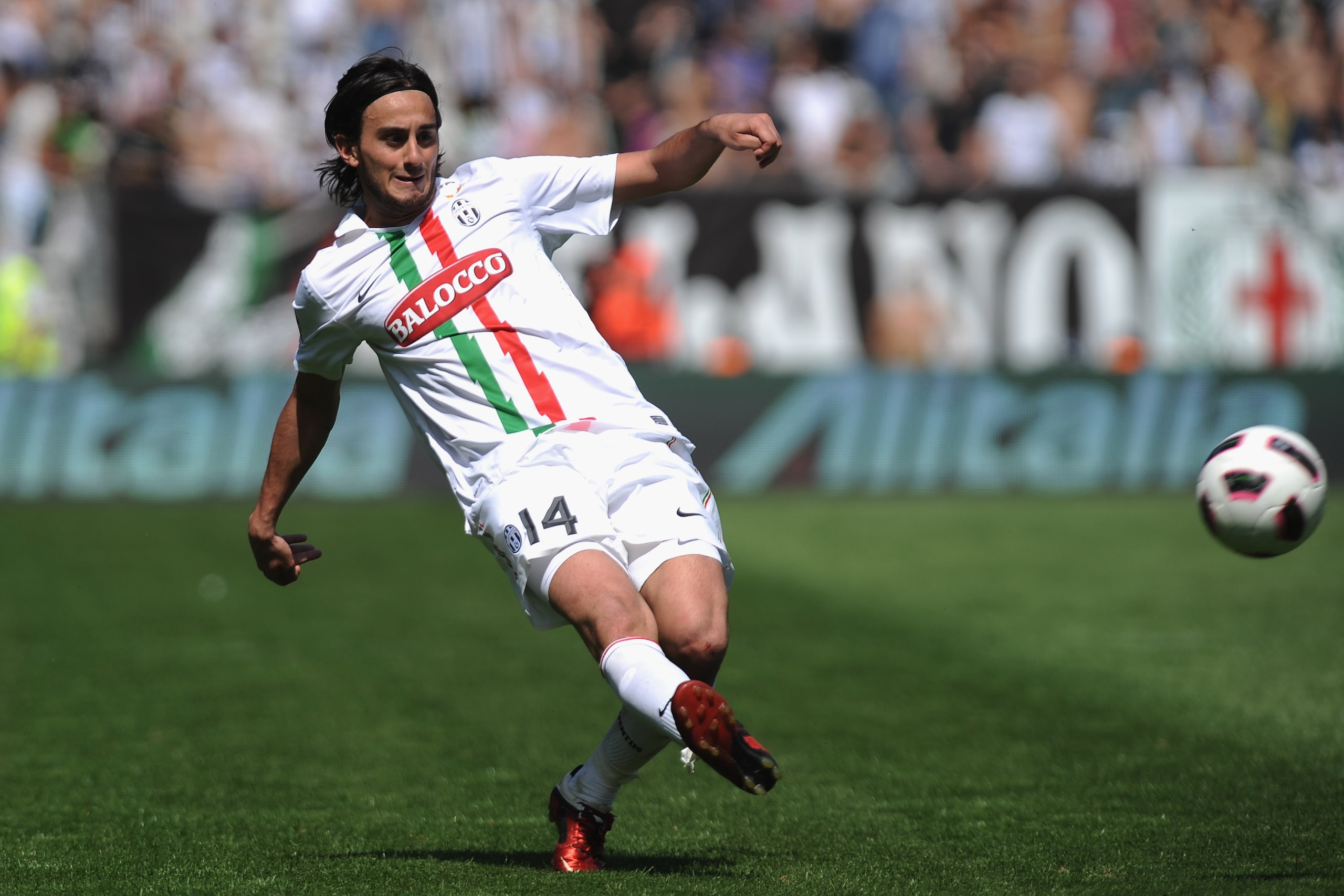 TURIN, ITALY - APRIL 10:  Alberto Aquilani of Juventus FC shoots the ball during the Serie A match between Juventus FC and Genoa CFC at Olimpico Stadium on April 10, 2011 in Turin, Italy.  (Photo by Valerio Pennicino/Getty Images)
