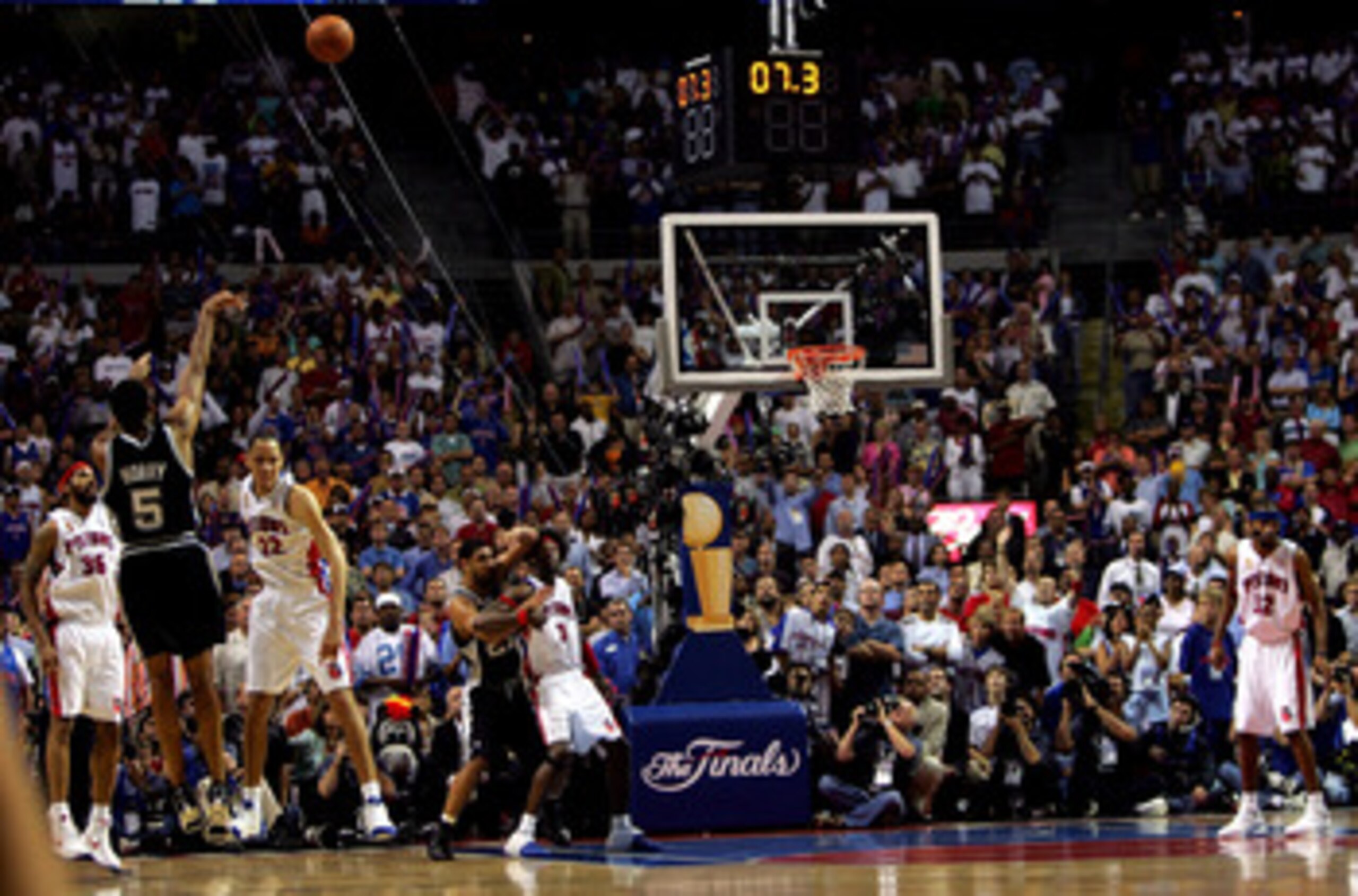 AUBURN HILLS, MI - JUNE 19:  Robert Horry #5 of the San Antonio Spurs makes a three-point shot to put the Spurs ahead of the Detroit Pistons 96-95 in the final seconds of overtime of Game five of the 2005 NBA Finals at The Palace of Auburn Hills on June 1