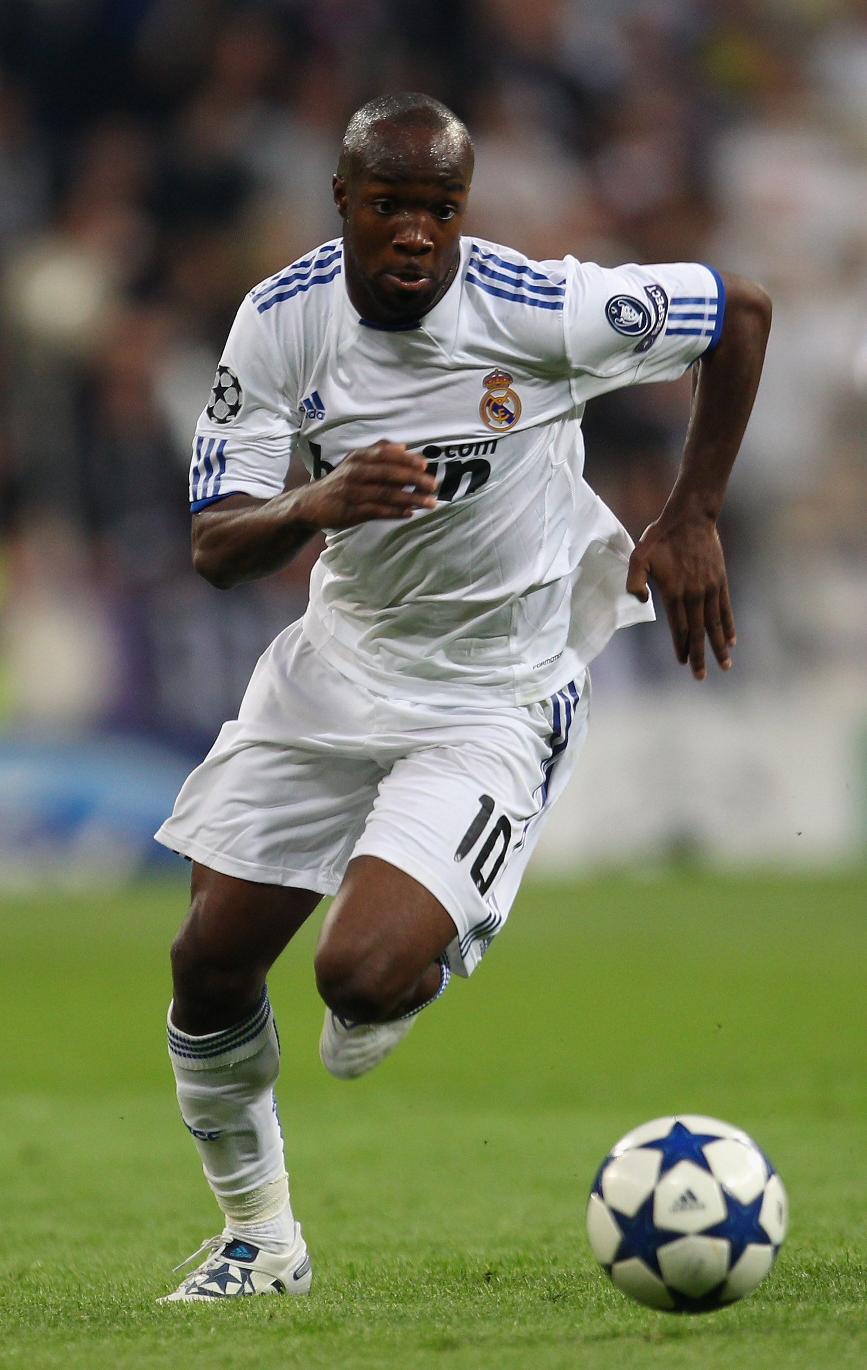 MADRID, SPAIN - APRIL 27:  Lassana Diarra of Real Madrid runs with the ball during the UEFA Champions League Semi Final first leg match between Real Madrid and Barcelona at Estadio Santiago Bernabeu on April 27, 2011 in Madrid, Spain.  (Photo by Alex Live