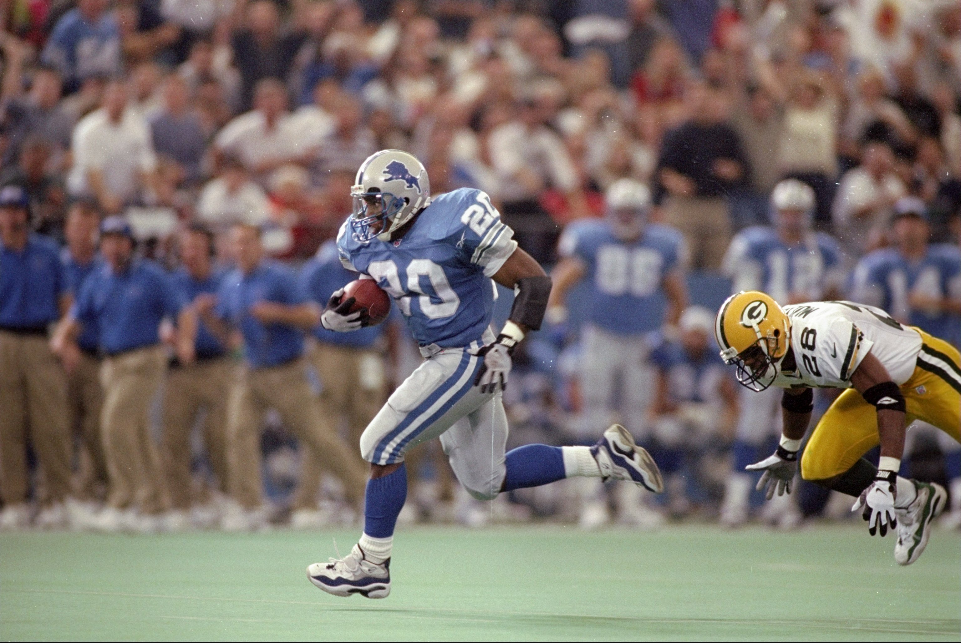 28 Sep 1997:  Running back Barry Sanders #20 of the Detroit Lions carries the football during the Lions 26-15 win over the Green Bay Packers at the Pontiac Silverdome in Pontiac, Michigan. Mandatory Credit: Matthew Stockman  /Allsport