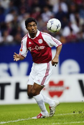 HAMBURG - AUGUST 24:  Giovane Elber of FC Bayern Munich makes a break forward during the German Bundesliga match between Hamburg SV and FC Bayern Munich held on August 24, 2003 at The AOL Arena, in Hamburg, Germany. FC Bayern Munich won the match 2-0. (Ph