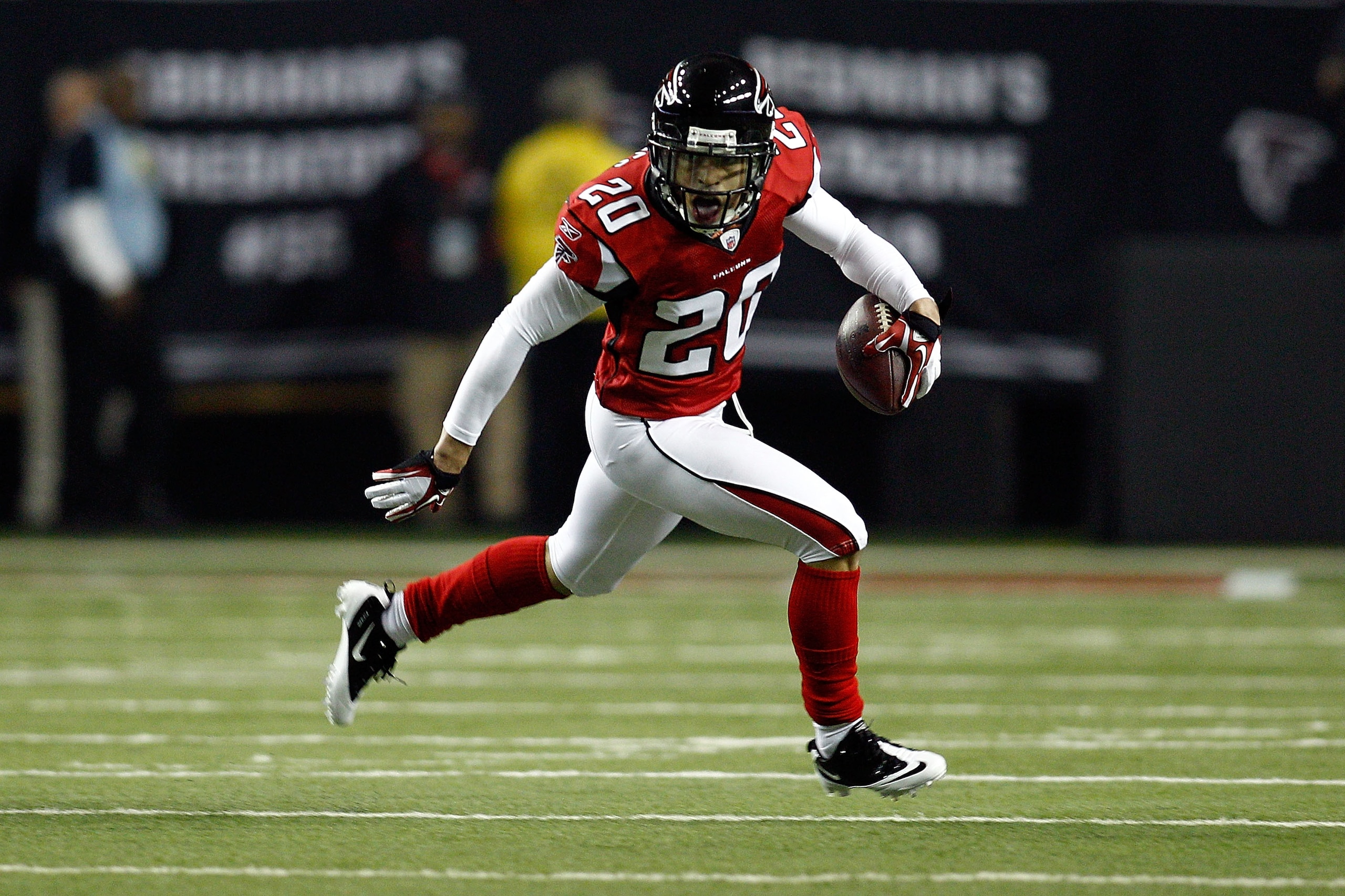 ATLANTA, GA - JANUARY 15: Brent Grimes #20 of the Atlanta Falcons returns a fumble by Greg Jenning #85 of the Green Bay Packers in the first quarter during their 2011 NFC divisional playoff game at Georgia Dome on January 15, 2011 in Atlanta, Georgia. ( ATLANTA, GA - JANUARY 15: Brent Grimes #20 of the Atlanta Falcons returns a fumble by Greg Jenning #85 of the Green Bay Packers in the first quarter during their 2011 NFC divisional playoff game at Georgia Dome on January 15, 2011 in Atlanta, Georgia. (
