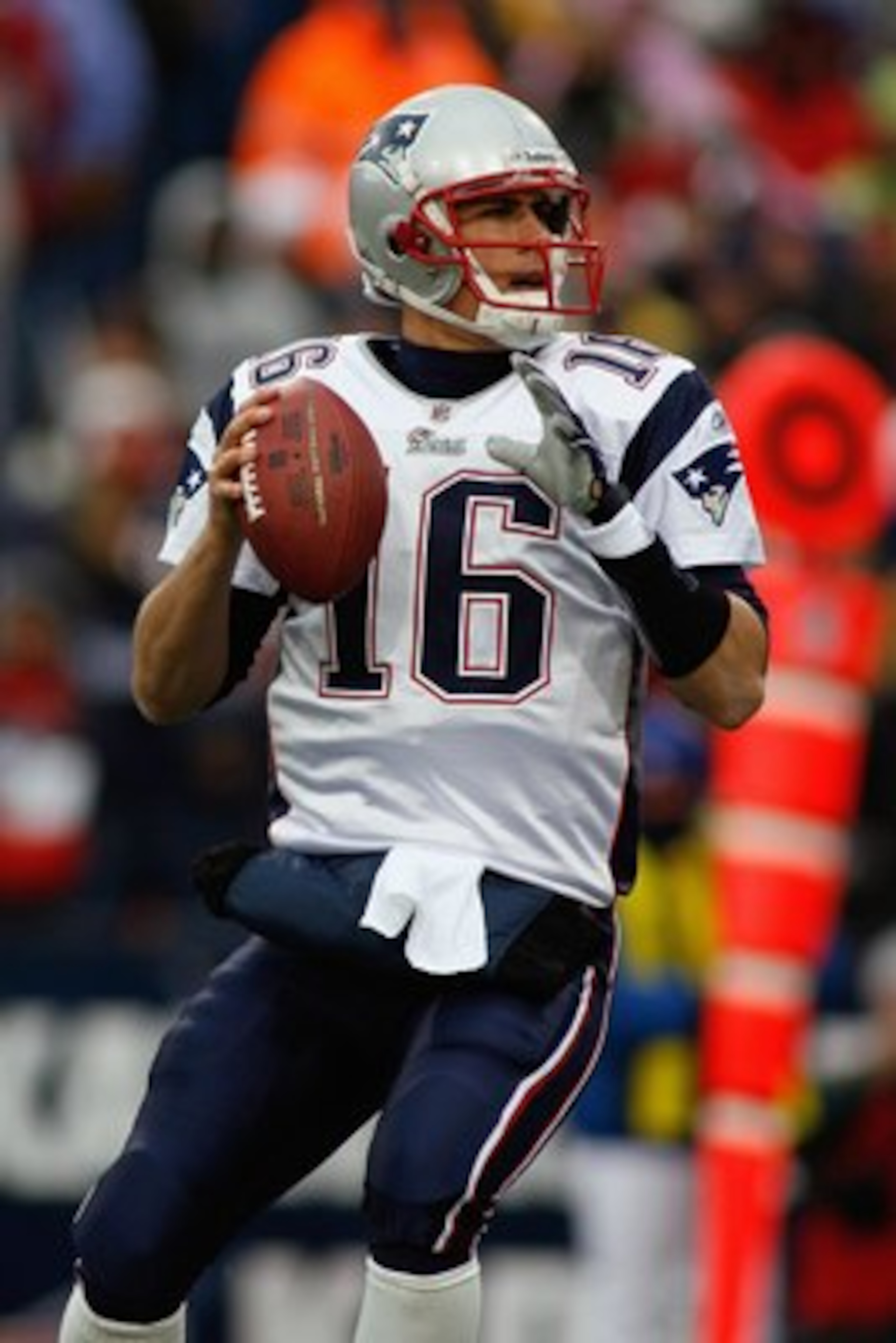 ORCHARD PARK, NY - DECEMBER 28:  Matt Cassel #16 of the New England Patriots looks for a receiver during the game against the Buffalo Bills on December 28, 2008 at Ralph Wilson Stadium in Orchard Park, New York. (Photo by Rick Stewart/Getty Images)