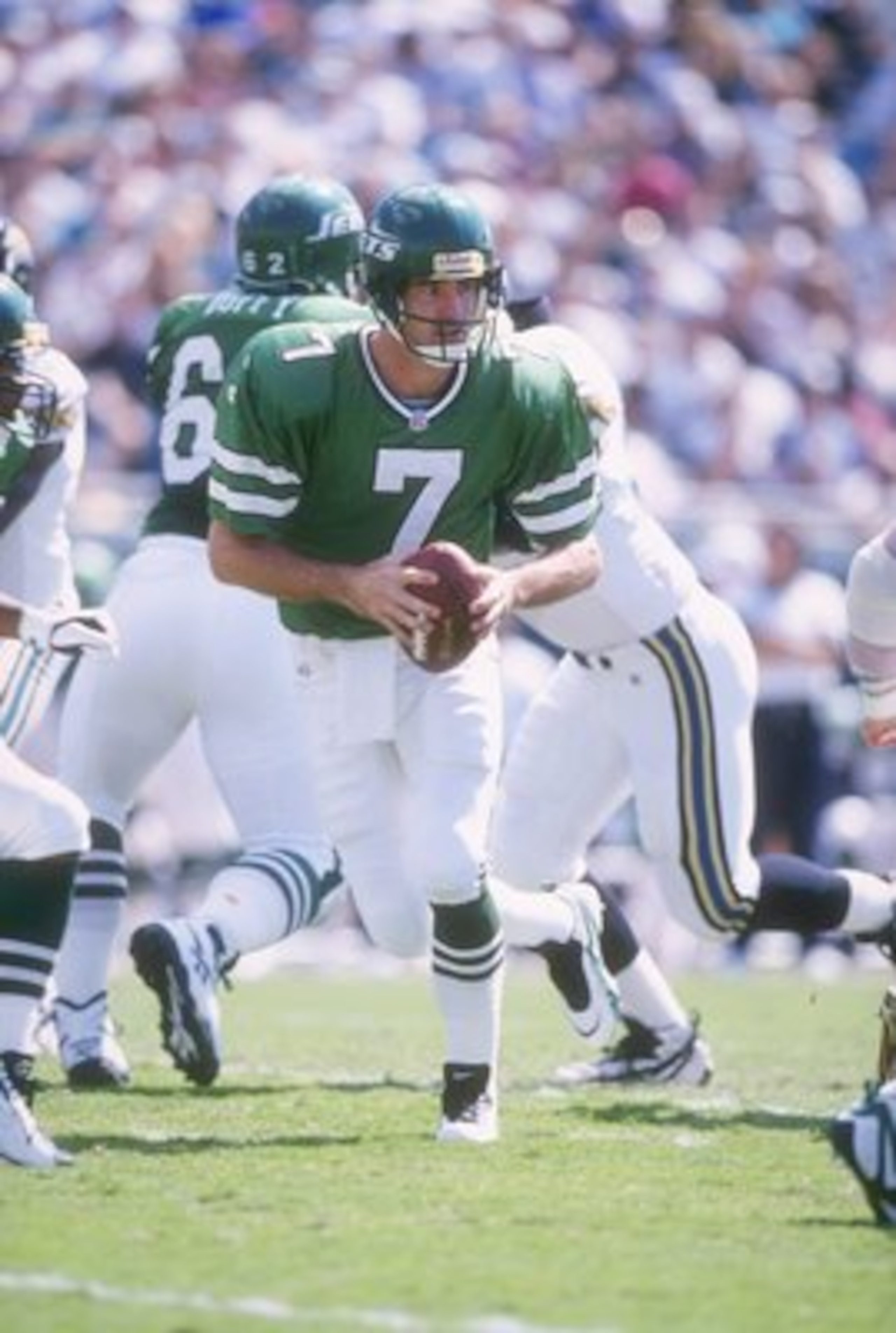 13 Oct 1996: Quarterback Frank Reich #7 of the New York Jets scans the field for an open receiver as he drops back to pass during a play in the Jets 21-17 loss to the Jacksonville Jaguars at Jacksonville Stadium in Jacksonville, Florida.  Mandatory Credit