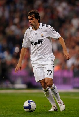 MADRID, SPAIN - OCTOBER 05:  Ruud Van Nistelrooy of Real Madrid in action during the La Liga match between Real Madrid and Espanol at the Santiago Bernabeu stadium on October 5, 2008 in Madrid, Spain.  (Photo by Denis Doyle/Getty Images)