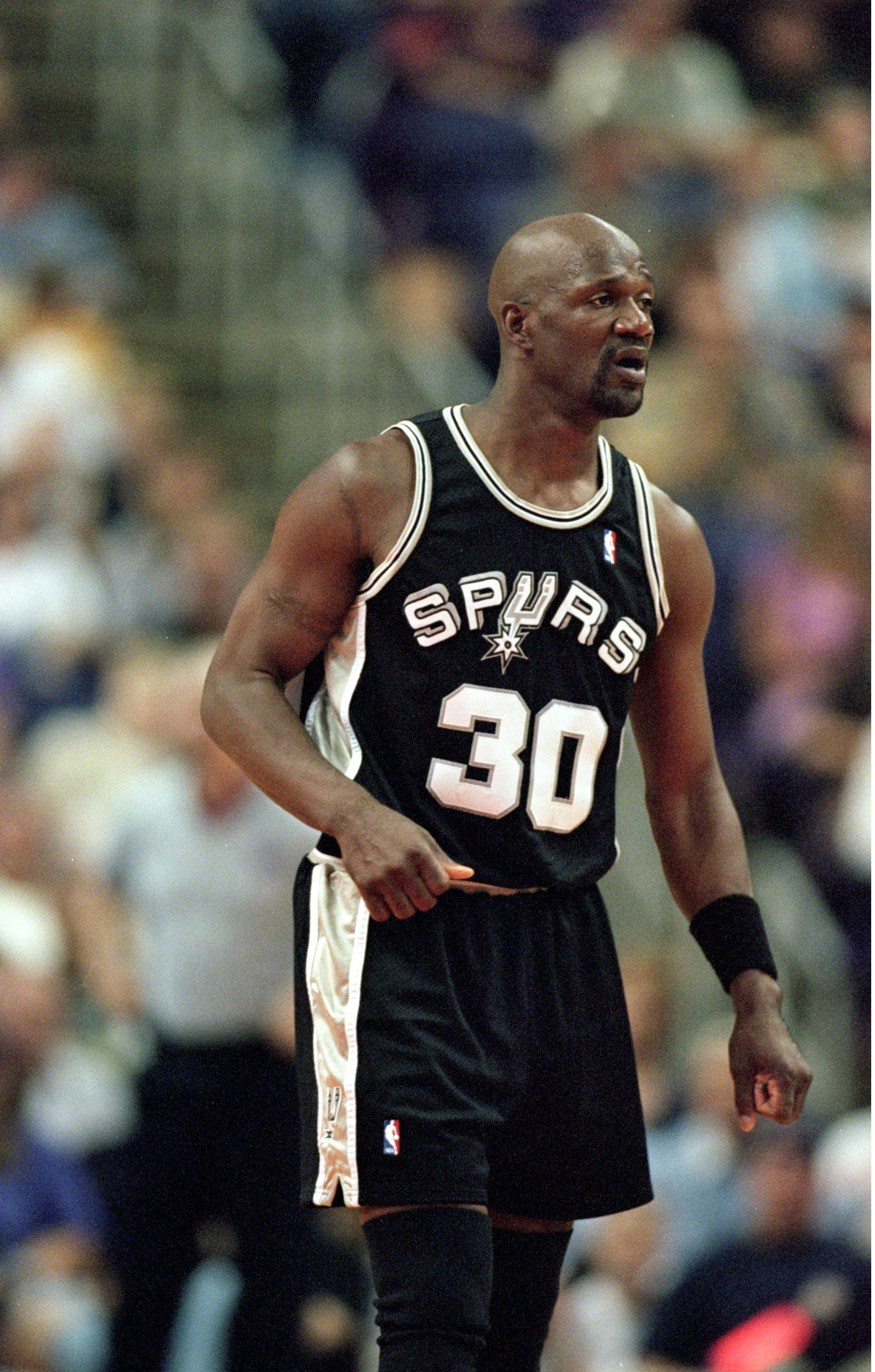 2 May 2000:  Terry Porter #30 of the San Antonio Spurs takes a moment to himself during the NBA Western Conference Playoffs Round One Game against the Phoenix Suns at American West Arena in Phoenix, Arizona. The Suns defeated the Spurs 89-78.  NOTE TO USE