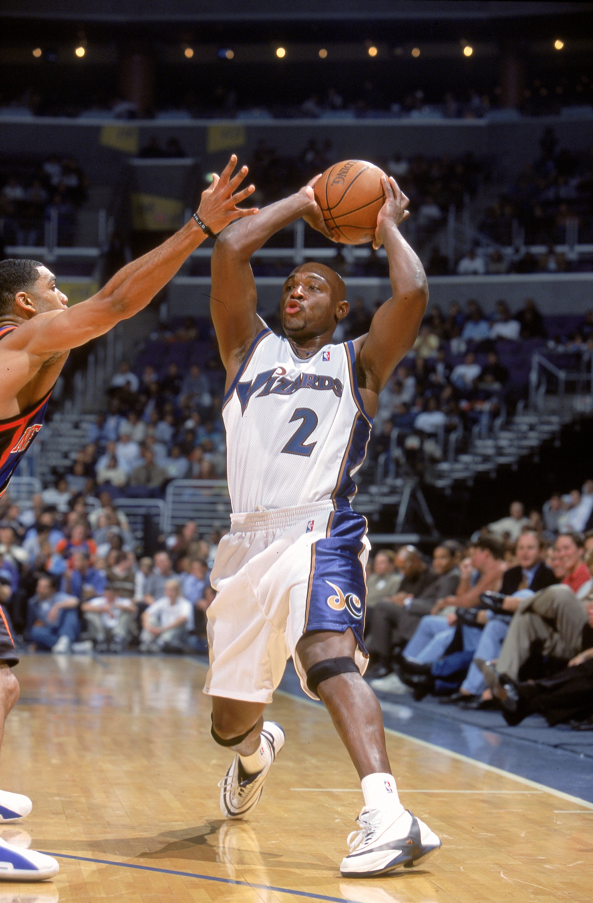 3 Nov 2000:  Mitch Richmond #2 of the Washington Wizards moves to pass the ball during the game against the New York Knicks at the MCI Center in Washington, D.C. The Knicks defeated the Wizards 80-76. NOTE TO USER: It is expressly understood that the only