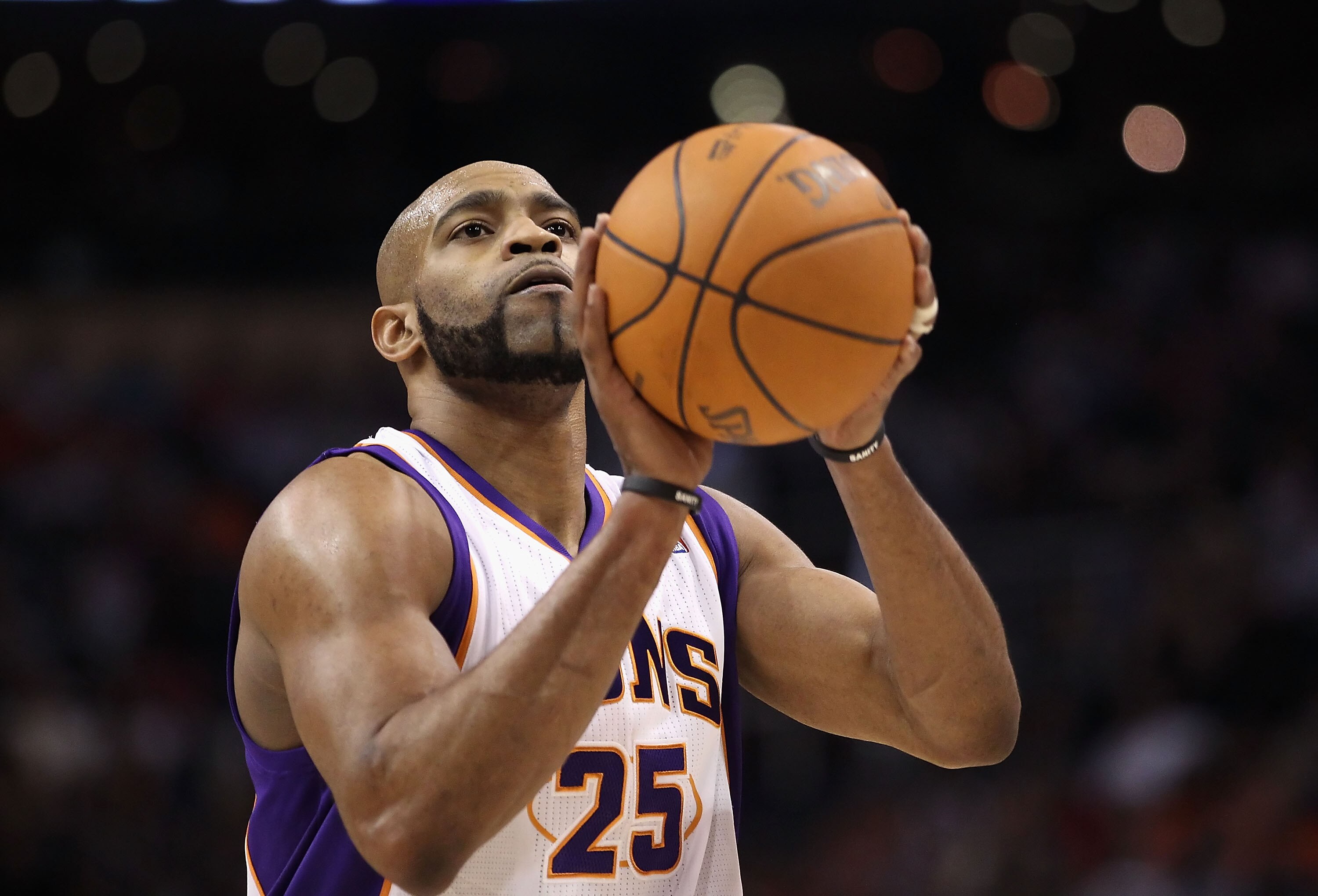 PHOENIX, AZ - MARCH 30:  Vince Carter #25 of the Phoenix Suns shoots a free throw shot during the NBA game against the Oklahoma City Thunder at US Airways Center on March 30, 2011 in Phoenix, Arizona. The Thunder defeated the Suns 116-98.  NOTE TO USER: U