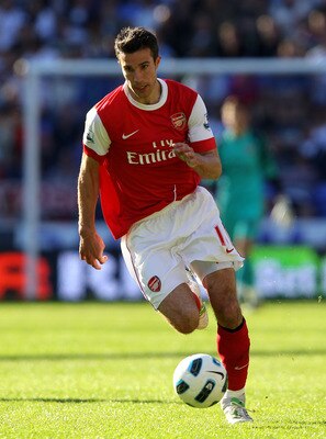 BOLTON, ENGLAND - APRIL 24:  Robin van Persie of Arsenal in action during the Barclays Premier League match between Bolton Wanderers and Arsenal at the Reebok Stadium on April 24, 2011 in Bolton, England.  (Photo by Clive Brunskill/Getty Images)