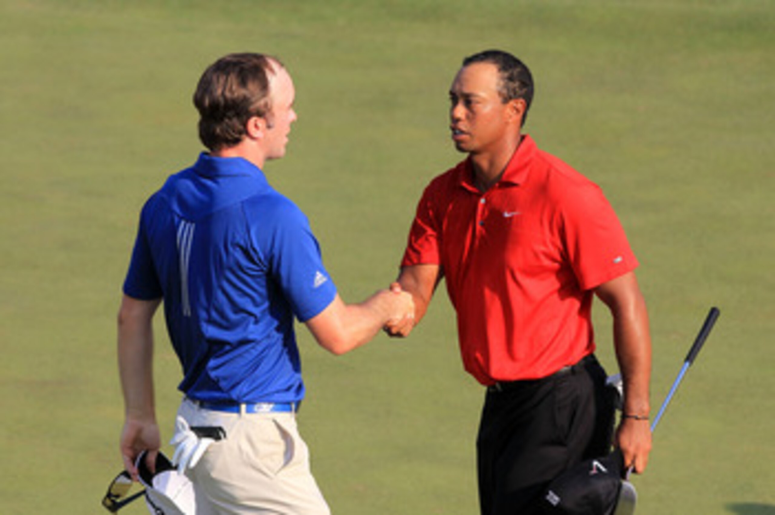AUGUSTA, GA - APRIL 10:  (L-R) Martin Laird of Scotland and Tiger Woods shake hands on the 18th green during the final round of the 2011 Masters Tournament on April 10, 2011 in Augusta, Georgia.  (Photo by David Cannon/Getty Images)