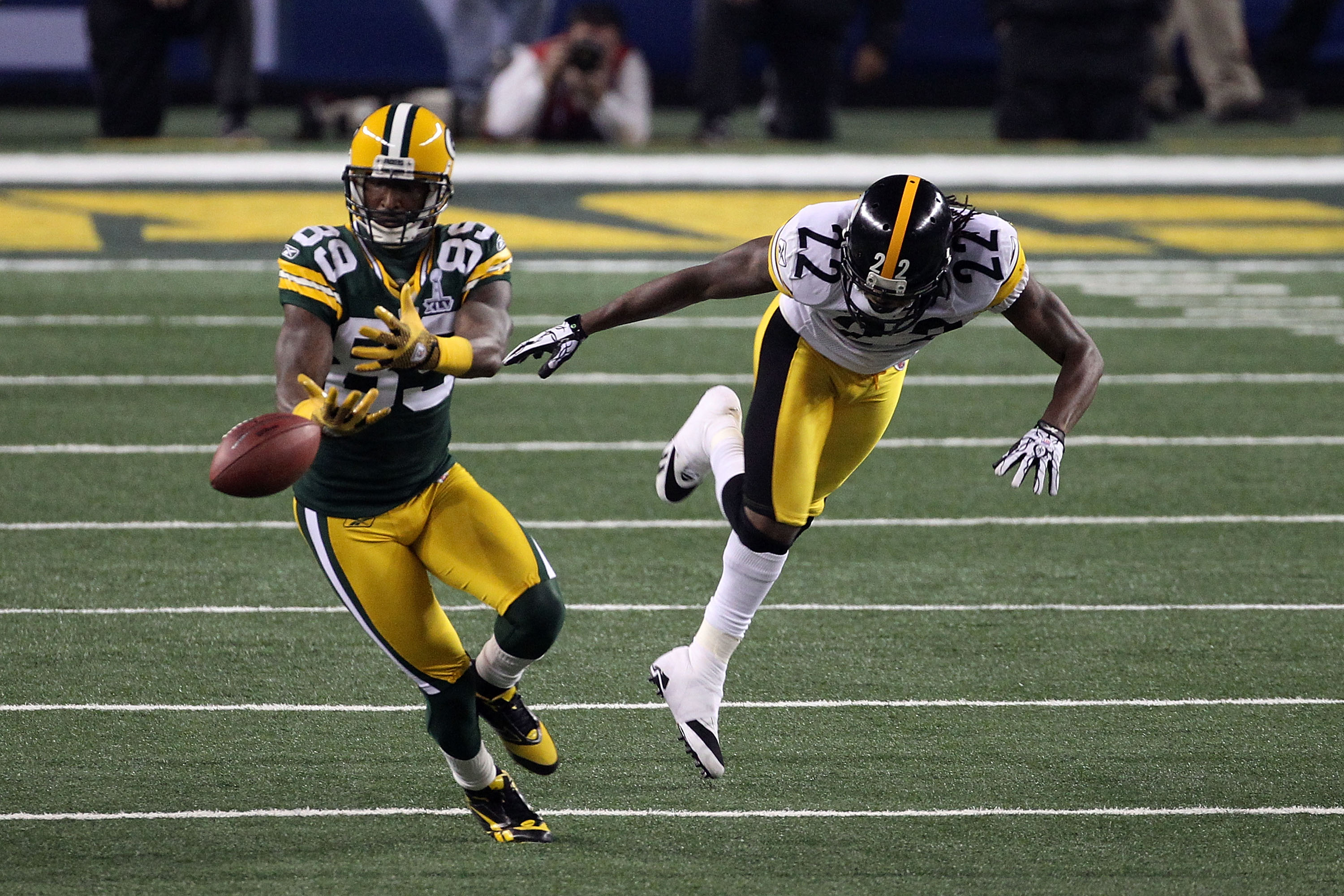 NEW ORLEANS - NOVEMBER 24:  Greg Jennings #85 of the Green Bay Packers against the New Orleans Saints on November 24, 2009 at the Superdome in New Orleans, Louisiana.  (Photo by Chris Graythen/Getty Images)