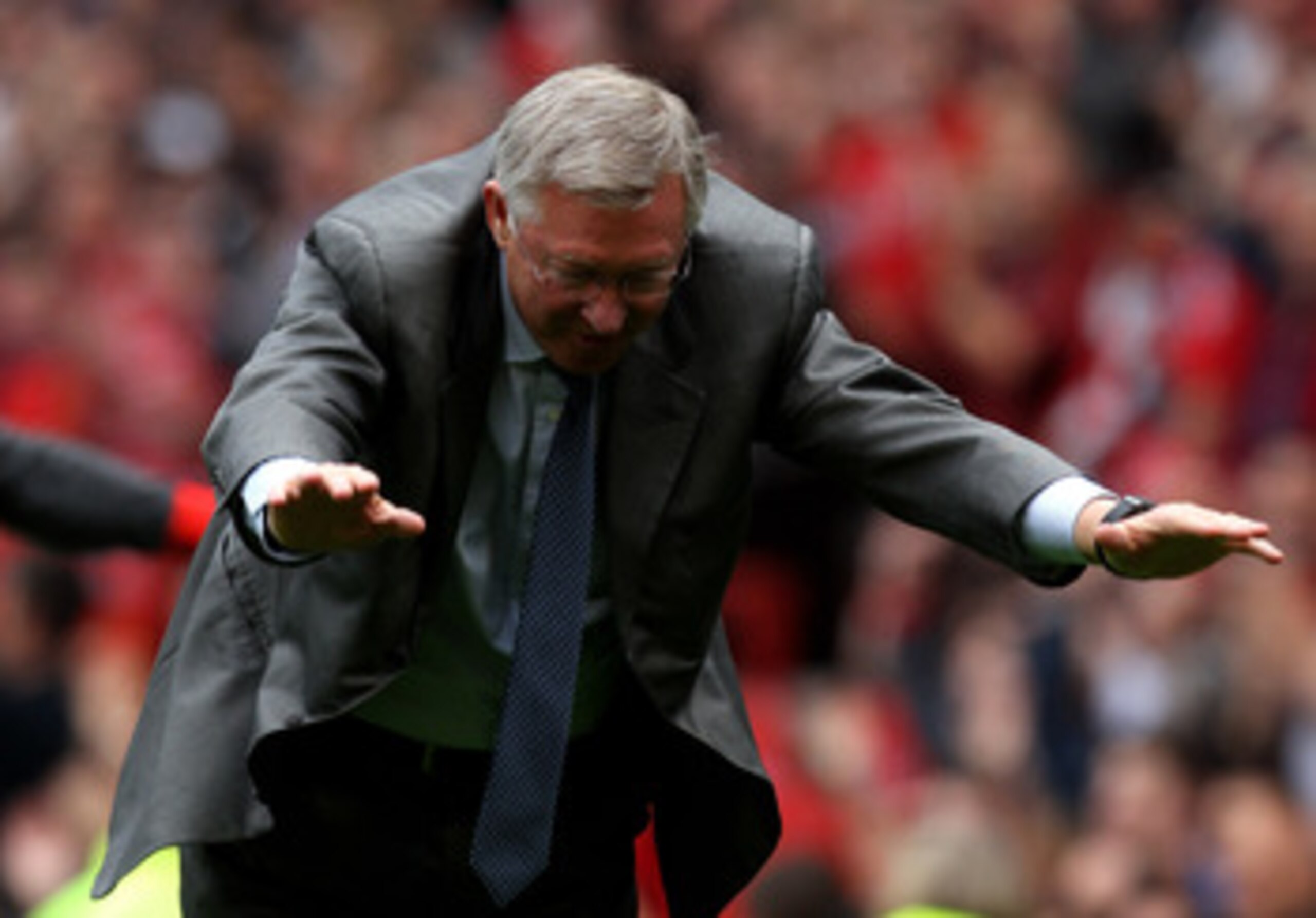 MANCHESTER, ENGLAND - MAY 08:  Manchester United Manager Sir Alex Ferguson takes a bow at the end of the Barclays Premier League match between Manchester United and Chelsea at Old Trafford on May 8, 2011 in Manchester, England.  (Photo by Alex Livesey/Get
