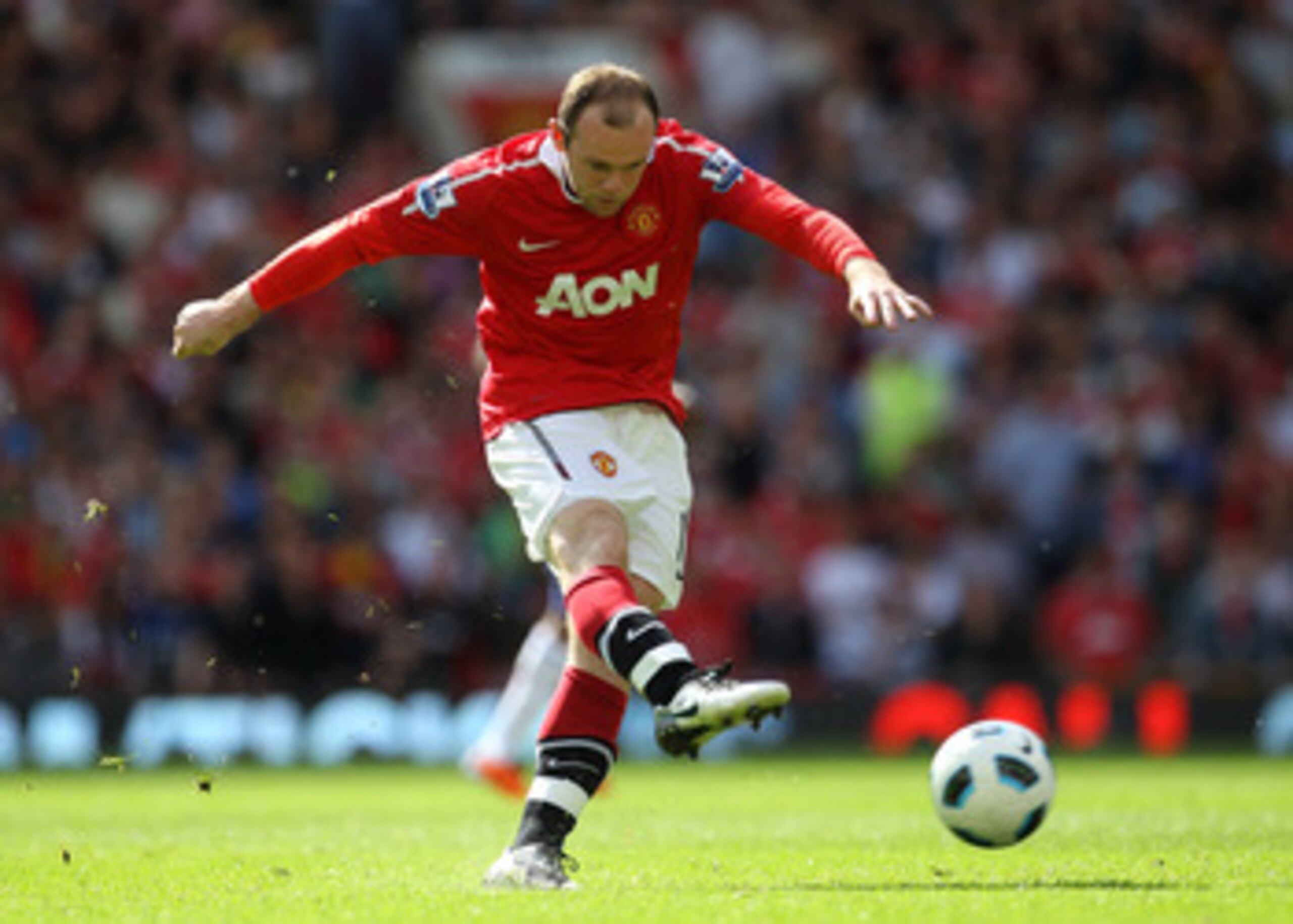 MANCHESTER, ENGLAND - MAY 08:  Wayne Rooney of Manchester United in action during the Barclays Premier League match between Manchester United and Chelsea at Old Trafford on May 8, 2011 in Manchester, England.  (Photo by Alex Livesey/Getty Images)
