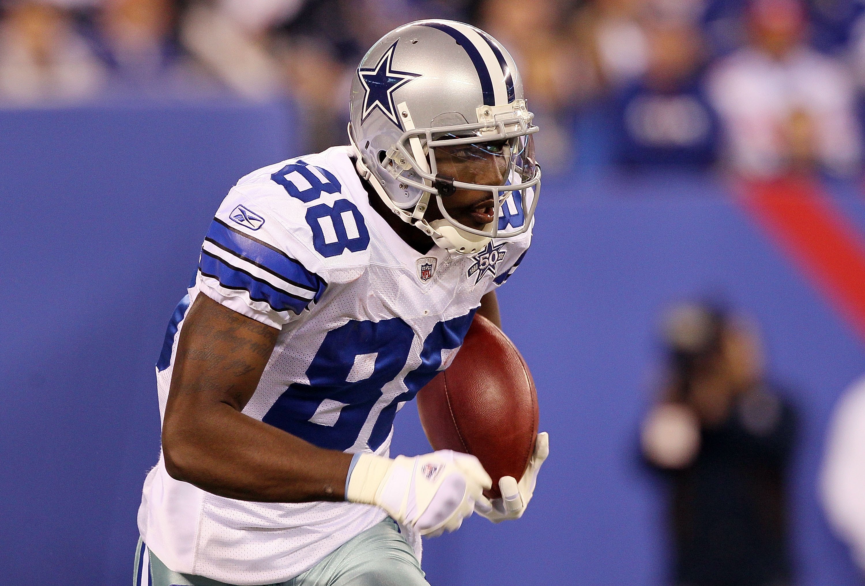 EAST RUTHERFORD, NJ - NOVEMBER 14:  Dez Bryant #88 of the Dallas Cowboys runs the ball against the New York Giants on November 14, 2010 at the New Meadowlands Stadium in East Rutherford, New Jersey.  (Photo by Jim McIsaac/Getty Images)
