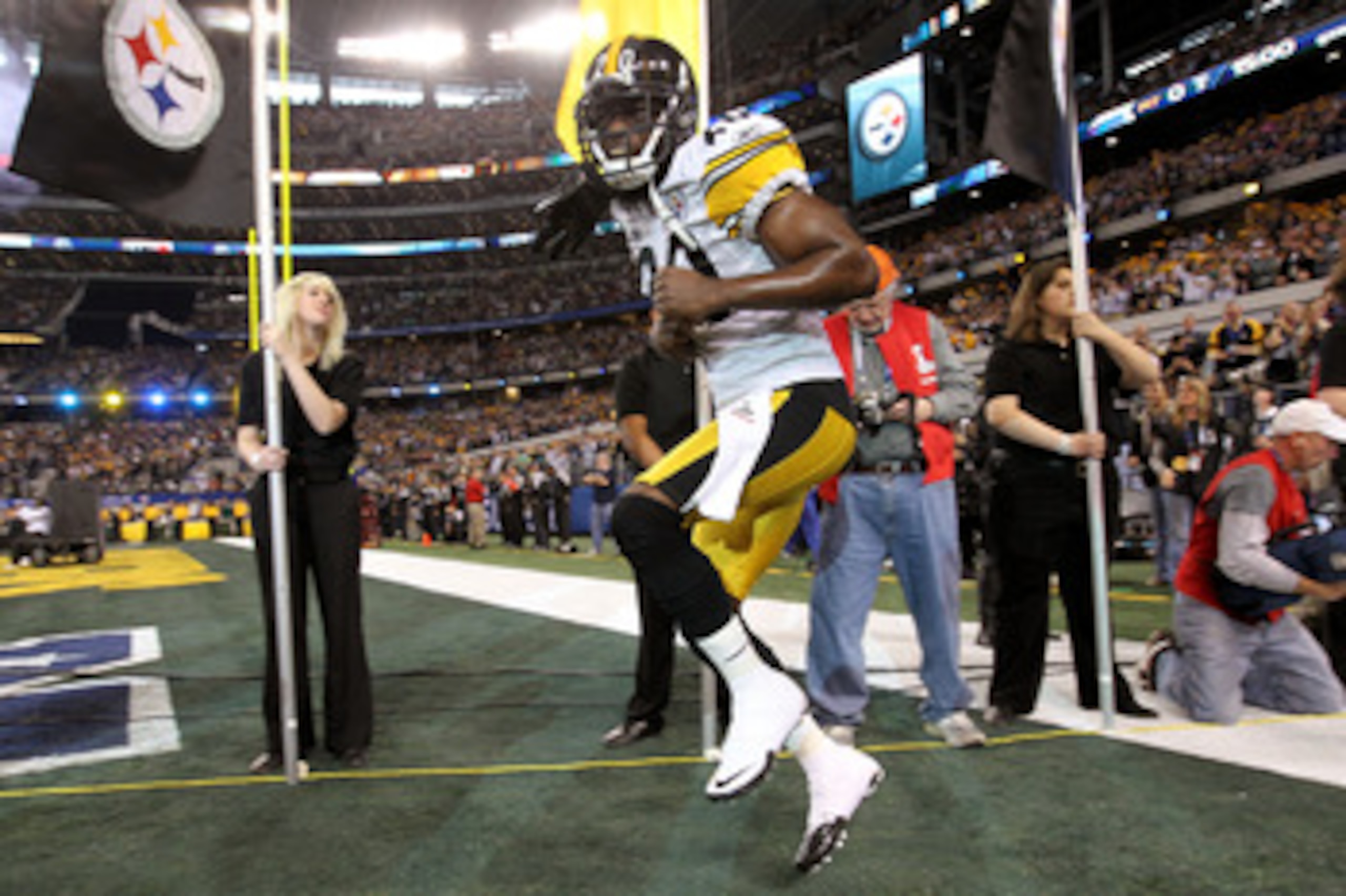 ARLINGTON, TX - FEBRUARY 06:  Bryant McFadden #20 of the Pittsburgh Steelers takes the field to take on the Green Bay Packers during Super Bowl XLV at Cowboys Stadium on February 6, 2011 in Arlington, Texas.  (Photo by Doug Pensinger/Getty Images)