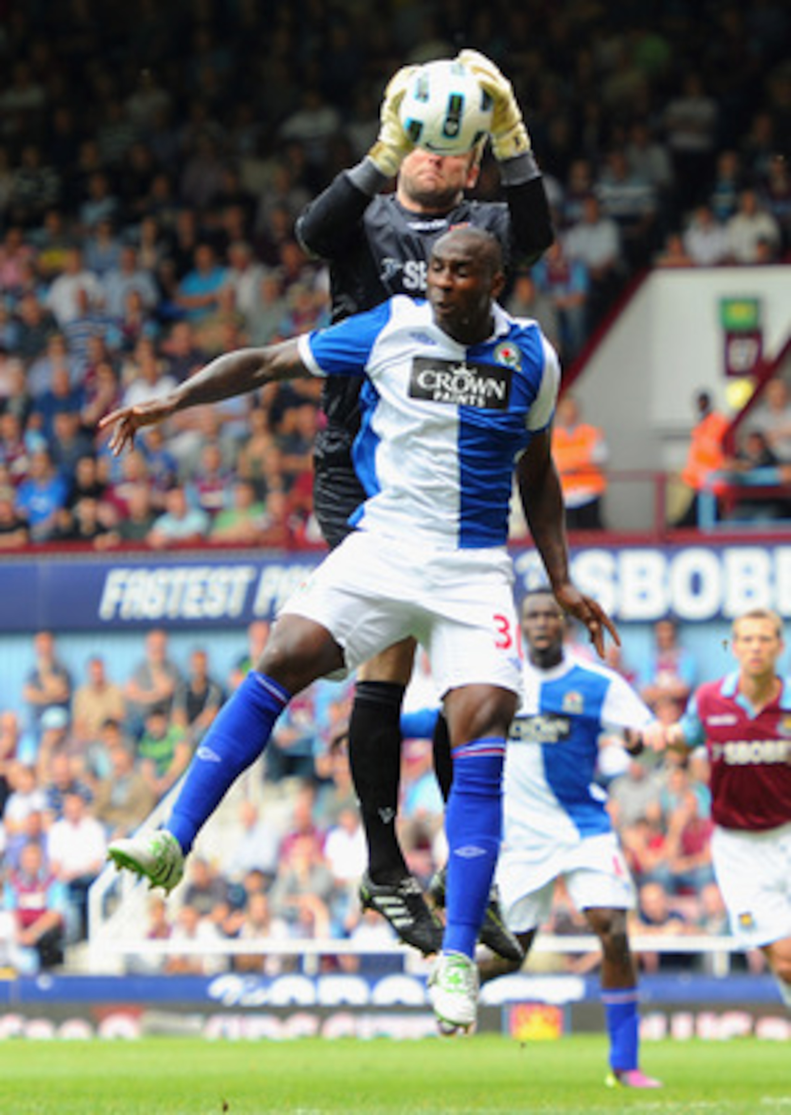 LONDON, ENGLAND - MAY 07:  Jason Roberts of Blackburn Rovers challenges Robert Green of West Ham United during the Barclays Premier League match between West Ham United and Blackburn Rovers at the Boleyn Ground on May 7, 2011 in London, England.  (Photo b