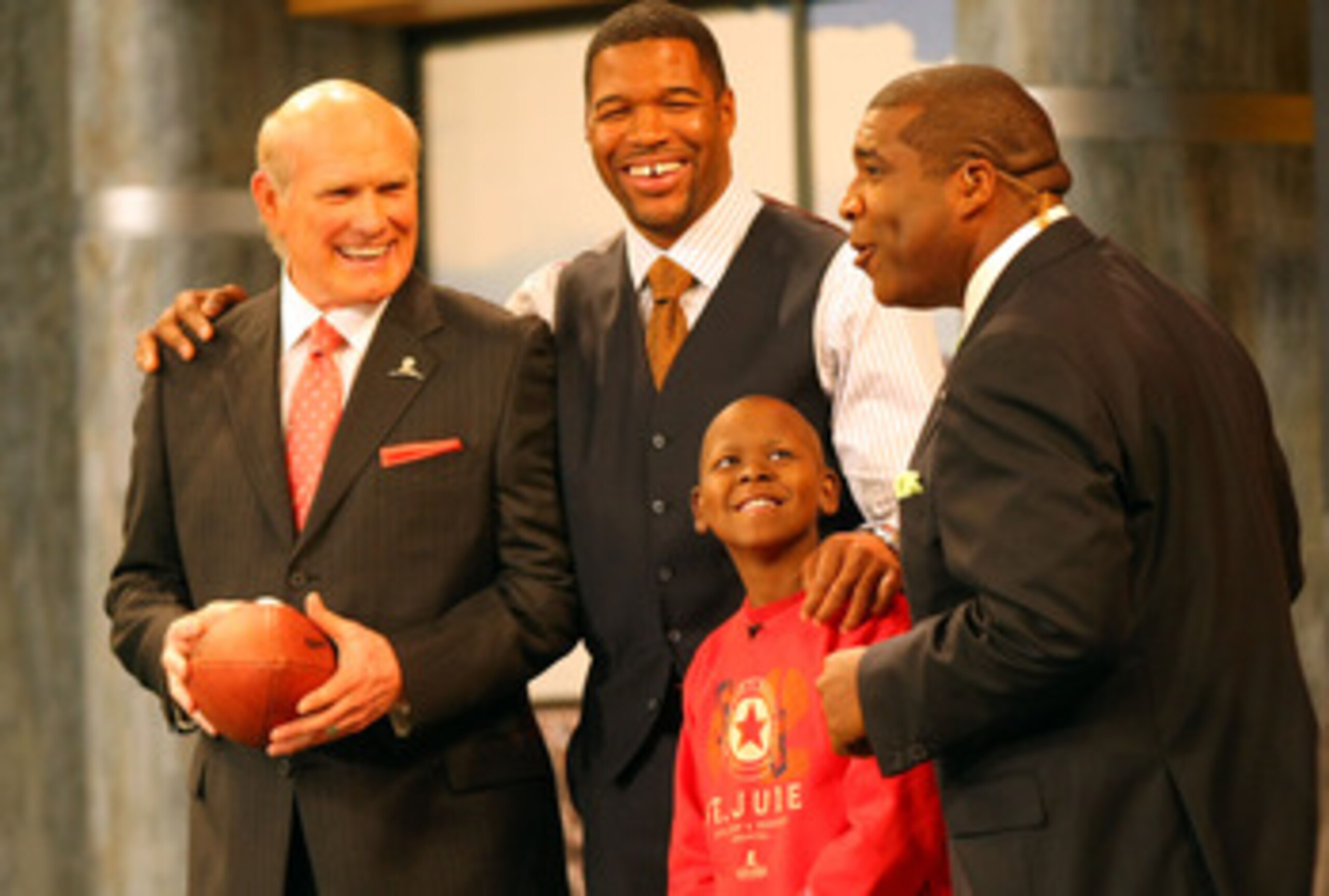 LOS ANGELES, CA - DECEMBER 12:  (L-R) FOX NFL Sunday host Terry Bradshaw and analyst Michael Strahan, St. Jude Children's Research Hospital patient Markell and host Curt Menefee share a laugh on set during FOX NFL Sunday on December 12, 2010 in Los Angele