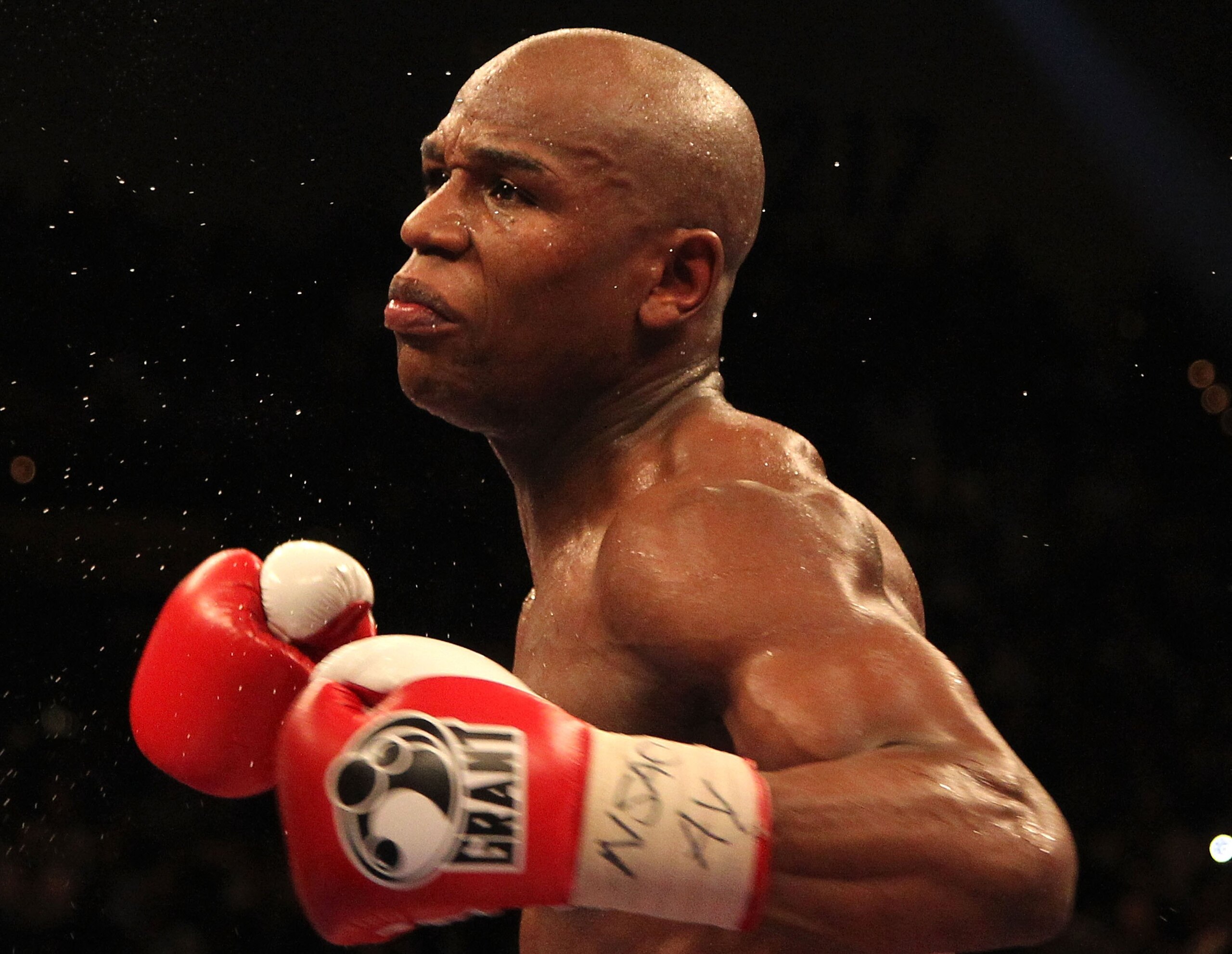 LAS VEGAS - MAY 01:  (R-L) Floyd Mayweather Jr. in action against Shane Mosley during their welterweight fight at the MGM Grand Garden Arena on May 1, 2010 in Las Vegas, Nevada. Mayweather Jr. defeated Mosley by unanimous decison.  (Photo by Jed Jacobsohn