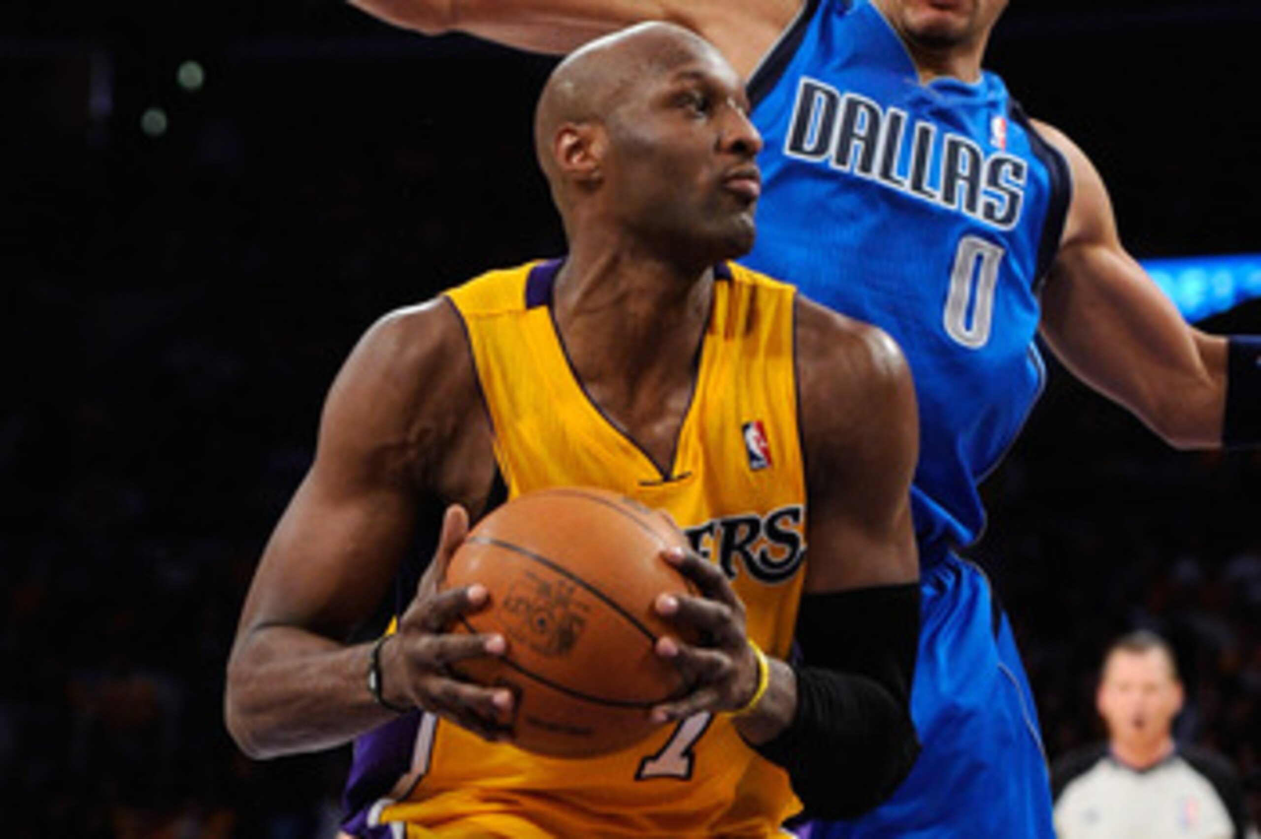 LOS ANGELES, CA - MAY 02:  Lamar Odom #7 of the Los Angeles Lakers drives to the basket as he is guarded by Shawn Marion #0 of the Dallas Mavericks from behind in the second quarter in Game One of the Western Conference Semifinals in the 2011 NBA Playoffs
