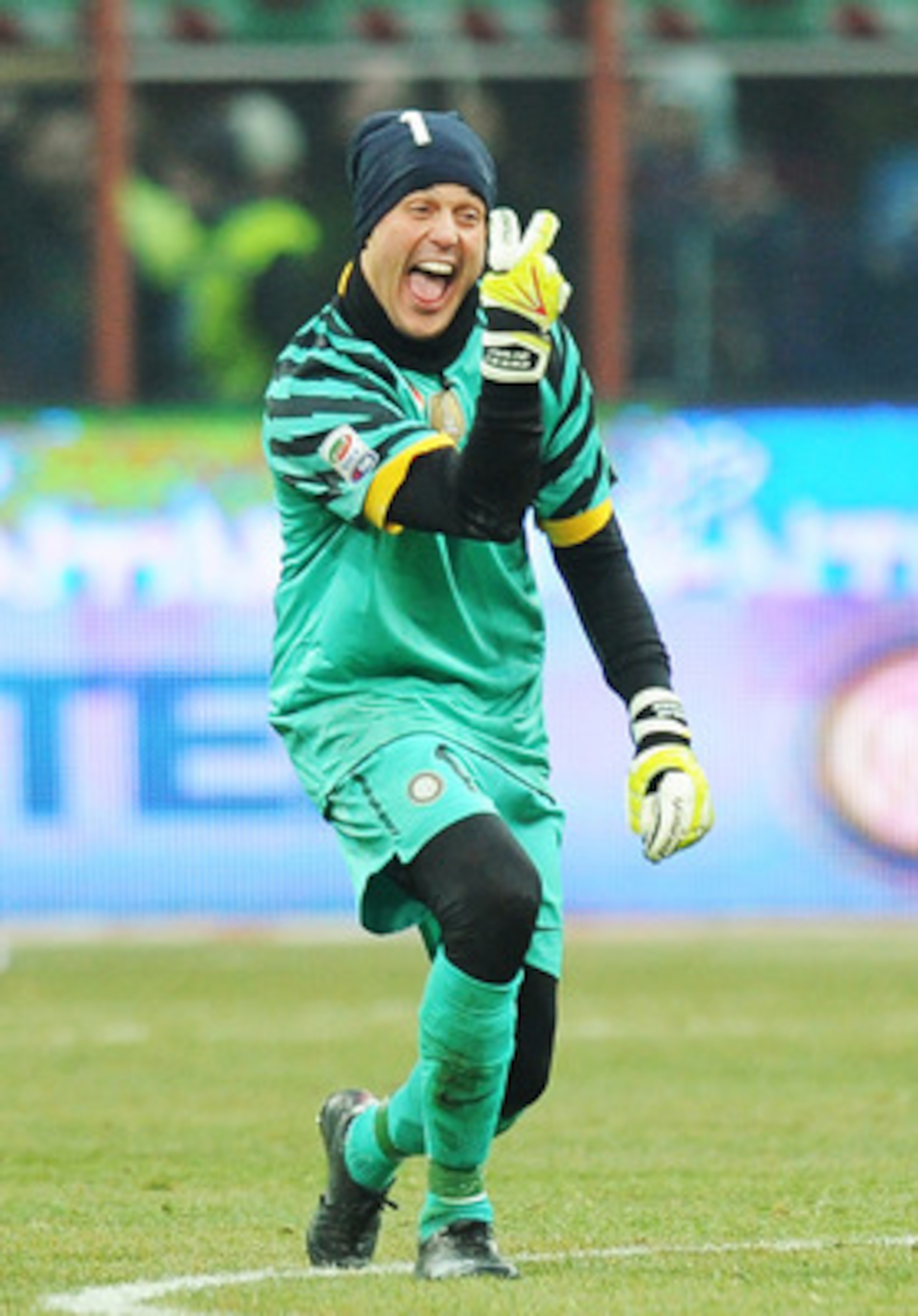 MILAN, ITALY - JANUARY 30: Julio Cesar goalkeeper of Intenazionale  celebrates after winning the Serie A match between FC Internazionale Milano and US Citta di Palermo at Stadio Giuseppe Meazza on January 30, 2011 in Milan, Italy.  (Photo by Tullio M. Pug