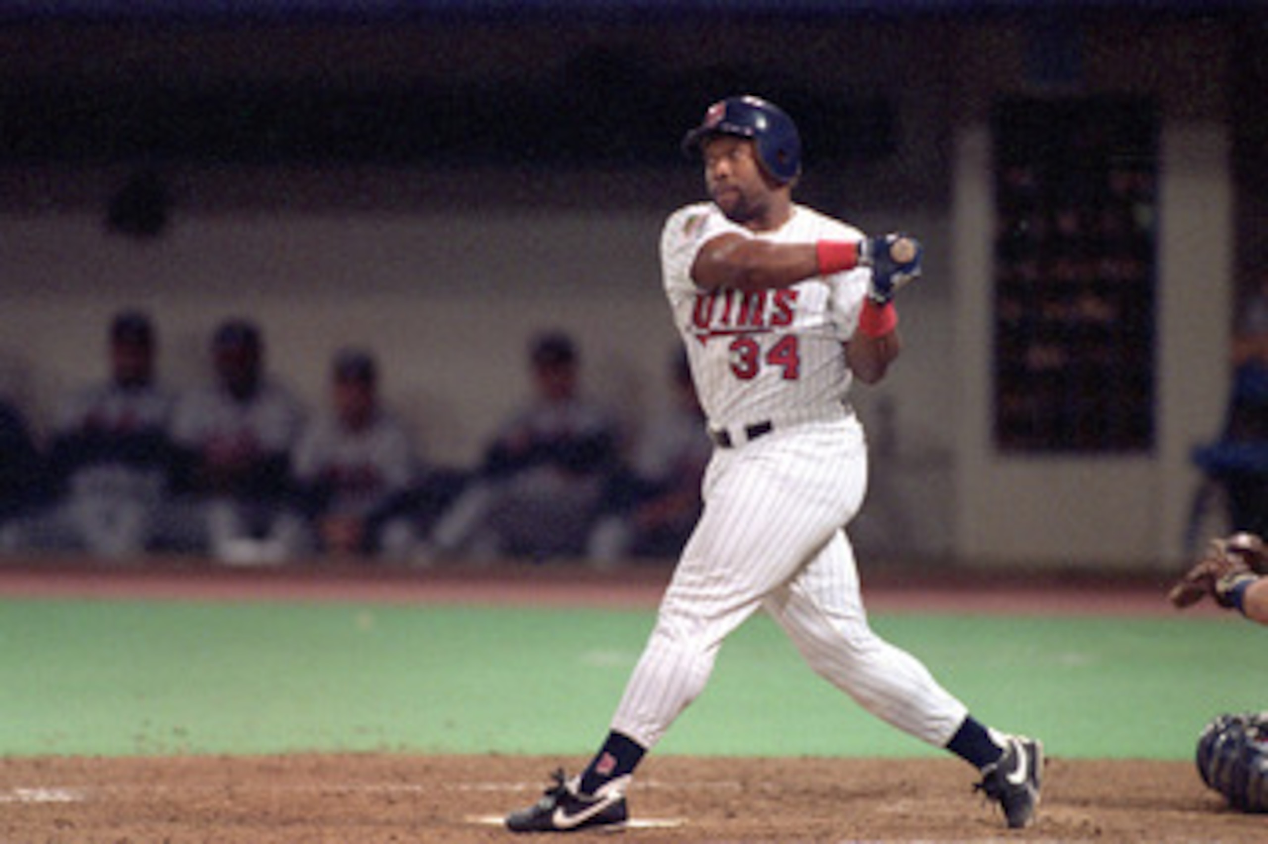 MINNEAPOLIS - OCTOBER 27: Kirby Puckett #34 of the Minnesota Twins swings at a pitch during Game seven of the 1991 World Series against the Atlanta Braves at the Metrodome on October 27, 1991 in Minneapolis, Minnesota. The Twins defeated the Braves 1-0 i MINNEAPOLIS - OCTOBER 27: Kirby Puckett #34 of the Minnesota Twins swings at a pitch during Game seven of the 1991 World Series against the Atlanta Braves at the Metrodome on October 27, 1991 in Minneapolis, Minnesota. The Twins defeated the Braves 1-0 i