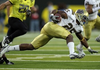 EUGENE, OR - OCTOBER 21:   Damien Thigpen #25 of the UCLA Bruins  returns a kickoff against the Oregon Ducks on October 21, 2010 at the Autzen Stadium in Eugene, Oregon.  (Photo by Jonathan Ferrey/Getty Images)