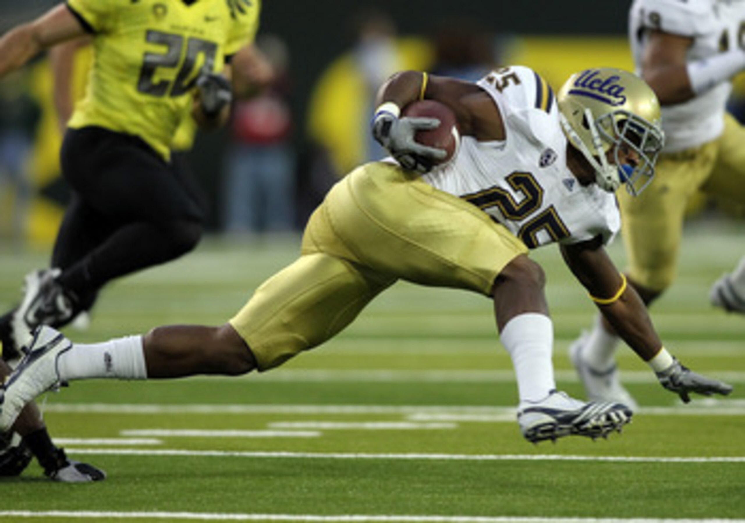 EUGENE, OR - OCTOBER 21: Damien Thigpen #25 of the UCLA Bruins returns a kickoff against the Oregon Ducks on October 21, 2010 at the Autzen Stadium in Eugene, Oregon. (Photo by Jonathan Ferrey/Getty Images) EUGENE, OR - OCTOBER 21: Damien Thigpen #25 of the UCLA Bruins returns a kickoff against the Oregon Ducks on October 21, 2010 at the Autzen Stadium in Eugene, Oregon. (Photo by Jonathan Ferrey/Getty Images)
