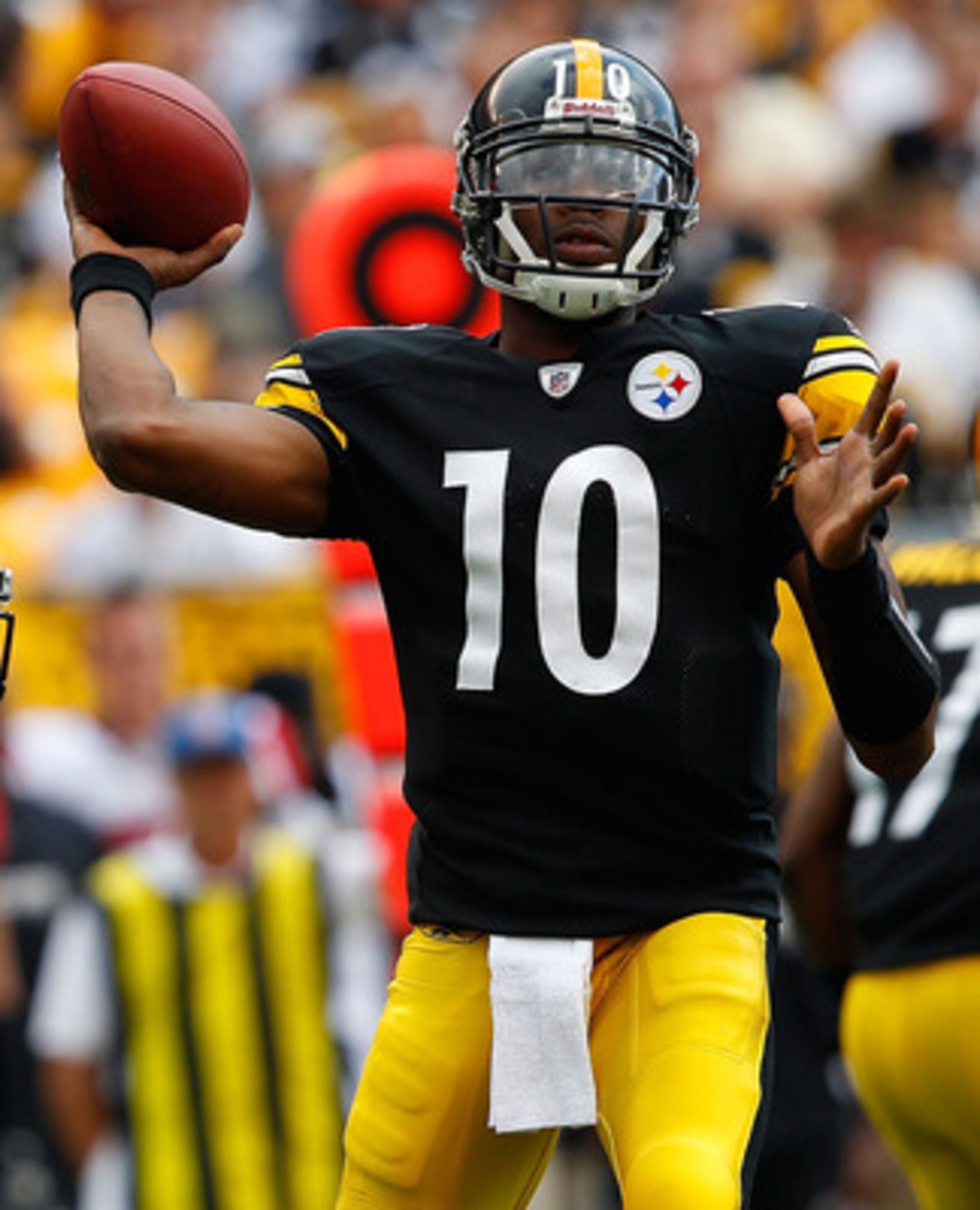 PITTSBURGH - SEPTEMBER 12: Dennis Dixon #10 of the Pittsburgh Steelers drops back to pass against the Atlanta Falcons during the NFL season opener game on September 12, 2010 at Heinz Field in Pittsburgh, Pennsylvania. (Photo by Jared Wickerham/Getty Ima PITTSBURGH - SEPTEMBER 12: Dennis Dixon #10 of the Pittsburgh Steelers drops back to pass against the Atlanta Falcons during the NFL season opener game on September 12, 2010 at Heinz Field in Pittsburgh, Pennsylvania. (Photo by Jared Wickerham/Getty Ima