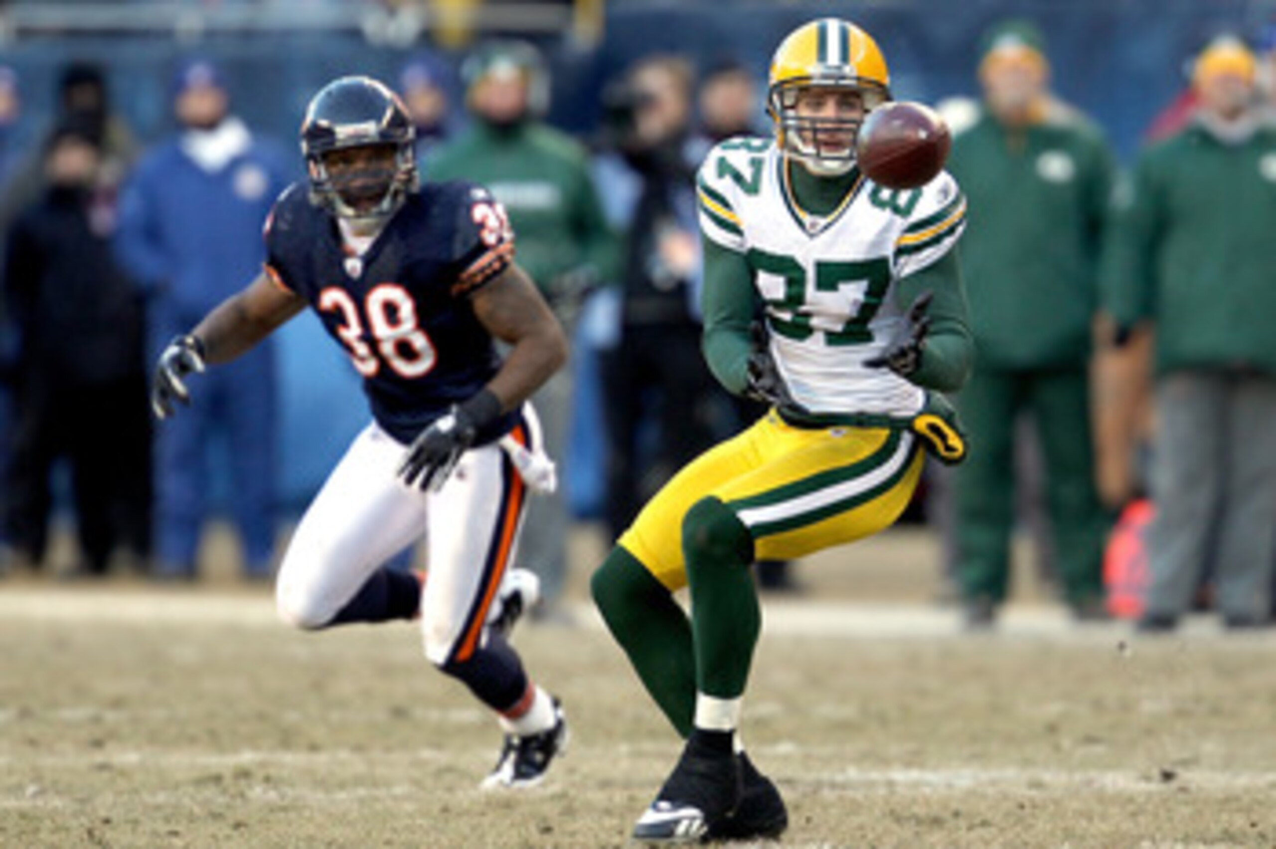 CHICAGO, IL - JANUARY 23:  Wide receiver Jordy Nelson #87 of the Green Bay Packers catches a pass in front of Danieal Manning #38 of the Chicago Bears in the third quarter in the NFC Championship Game at Soldier Field on January 23, 2011 in Chicago, Illin