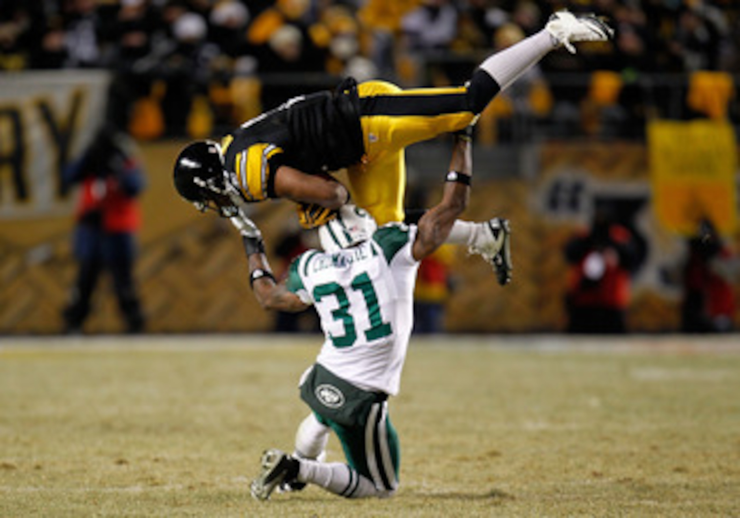 PITTSBURGH, PA - JANUARY 23:  Mewelde Moore #21 of the Pittsburgh Steelers catches a pass over Antonio Cromartie #31 of the New York Jets in the third quarter of the 2011 AFC Championship game at Heinz Field on January 23, 2011 in Pittsburgh, Pennsylvania