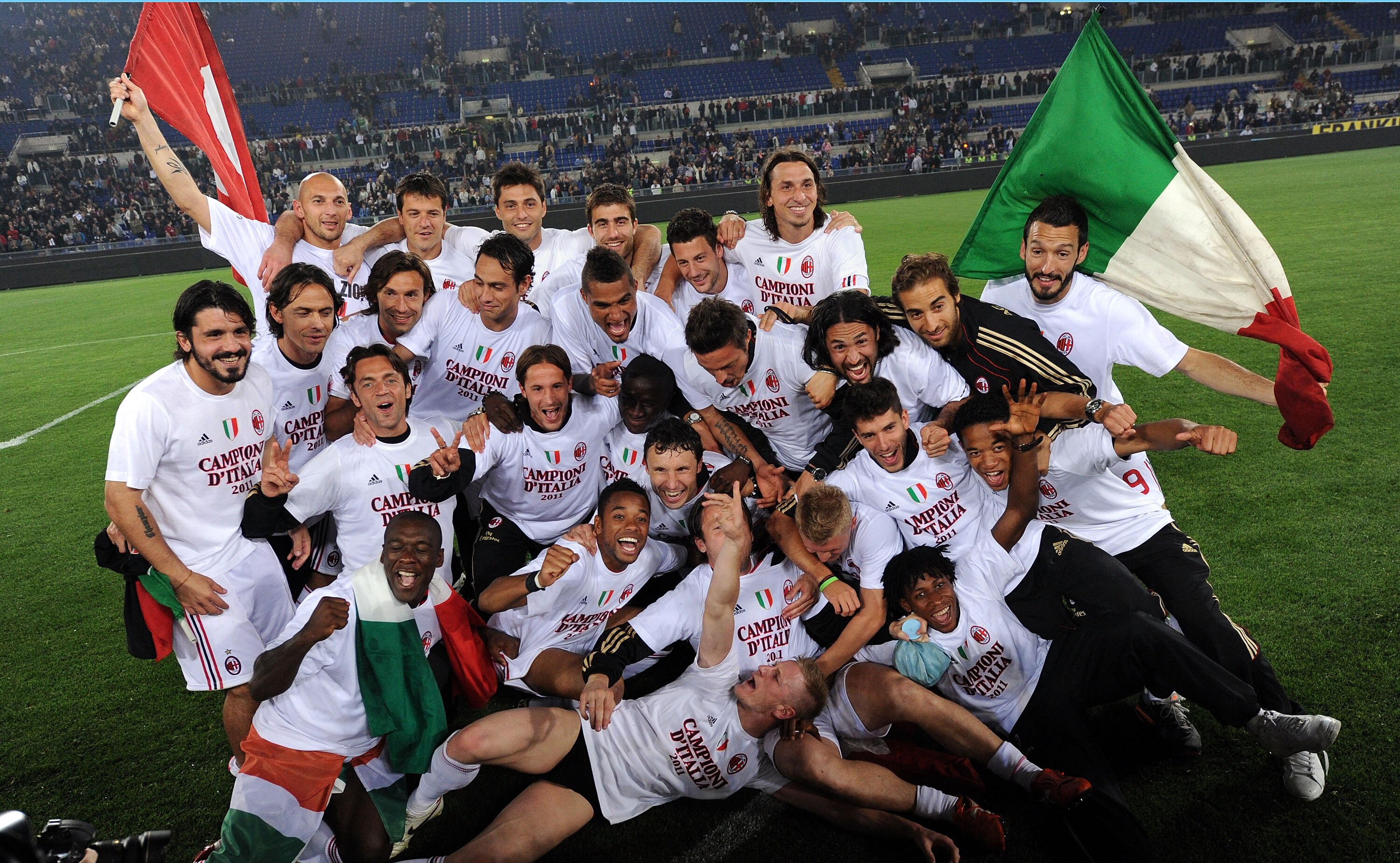 ROME, ITALY - MAY 07:  07:  The players of Milan celebrate the victory after the Serie A match between AS Roma and AC Milan at Stadio Olimpico on May 7, 2011 in Rome, Italy.  (Photo by Giuseppe Bellini/Getty Images)