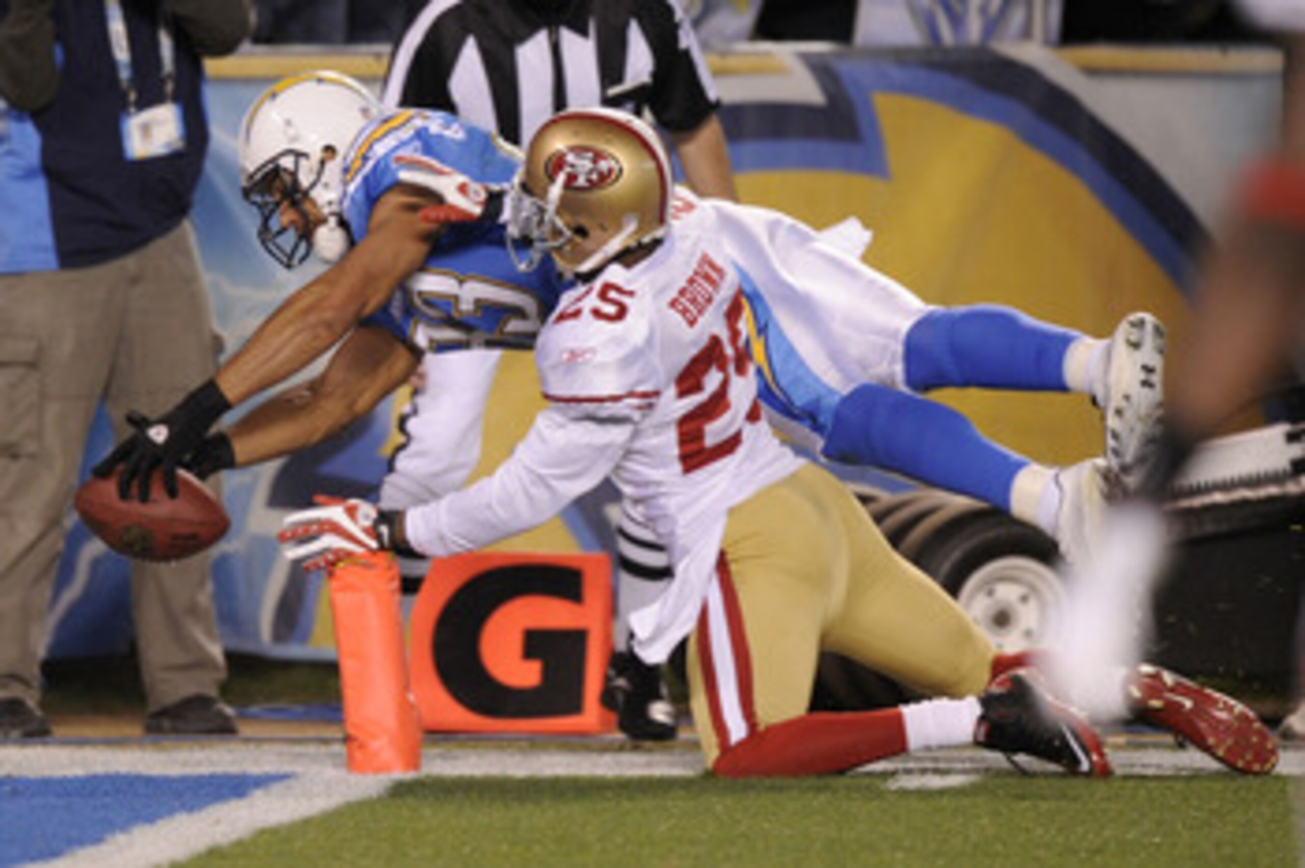 SAN DIEGO, CA - DECEMBER 16:  Wide receiver Vincent Jackson #83 of the San Diego Chargers dives into the endzone for a touchdown in the fourth quarter against the San Francisco 49ers at Qualcomm Stadium on December 16, 2010 in San Diego, California.  (Pho