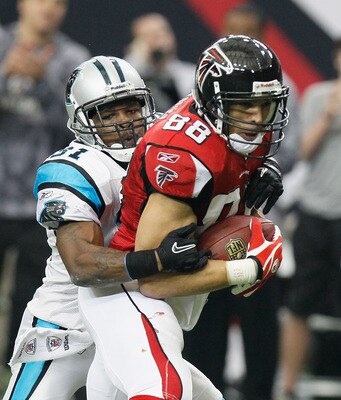 ATLANTA, GA - JANUARY 02:  Tony Gonzalez #88 of the Atlanta Falcons against Richard Marshall #31 of the Carolina Panthers at Georgia Dome on January 2, 2011 in Atlanta, Georgia.  (Photo by Kevin C. Cox/Getty Images)