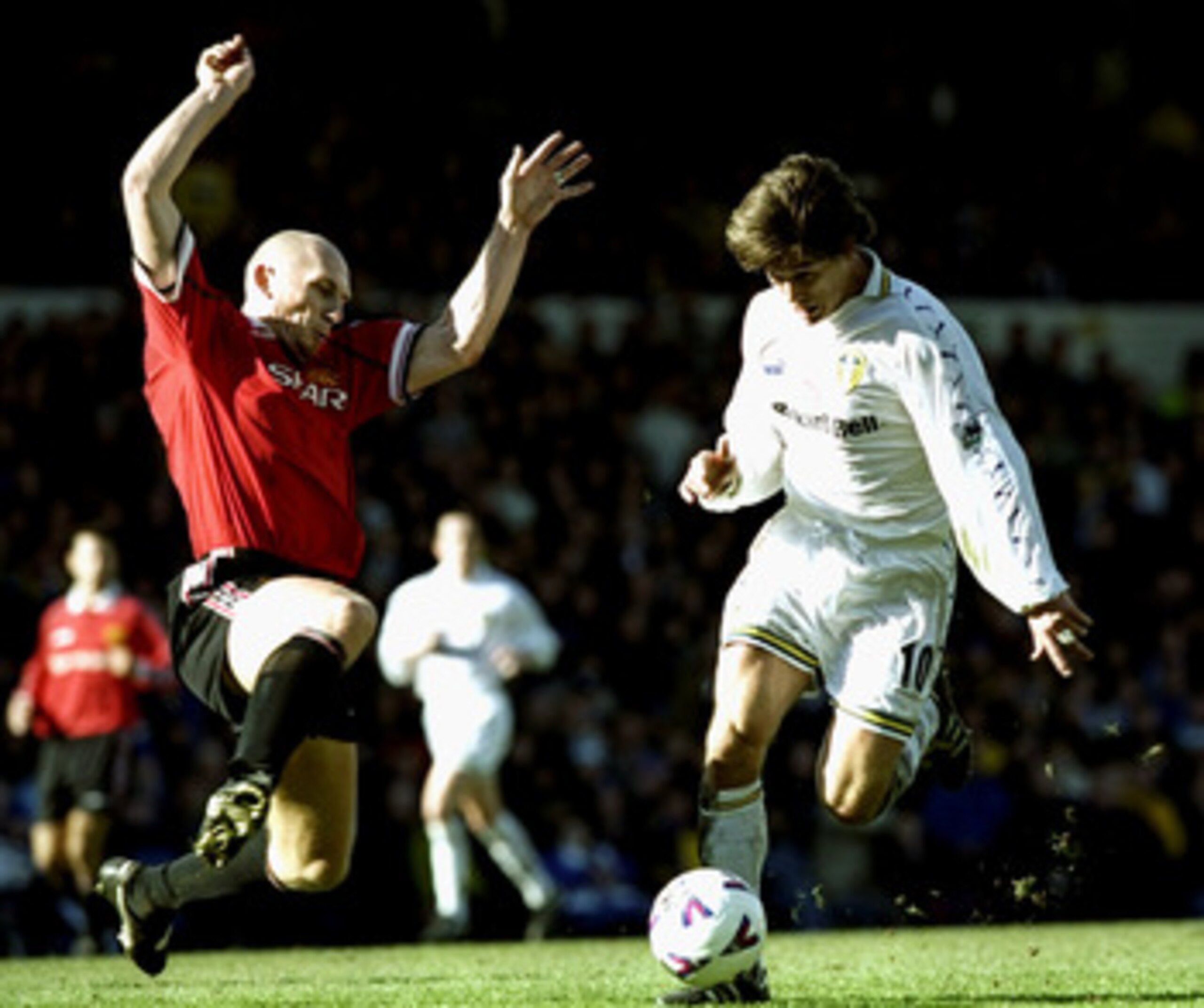 20 Feb 2000:  Jaap Stam of Manchester United challenges Harry Kewell of Leeds United during the FA Carling Premiership game between Leeds United and Manchester United at Elland Road in Leeds, England. The match finished 0-1 to Manchester United. \ Mandato