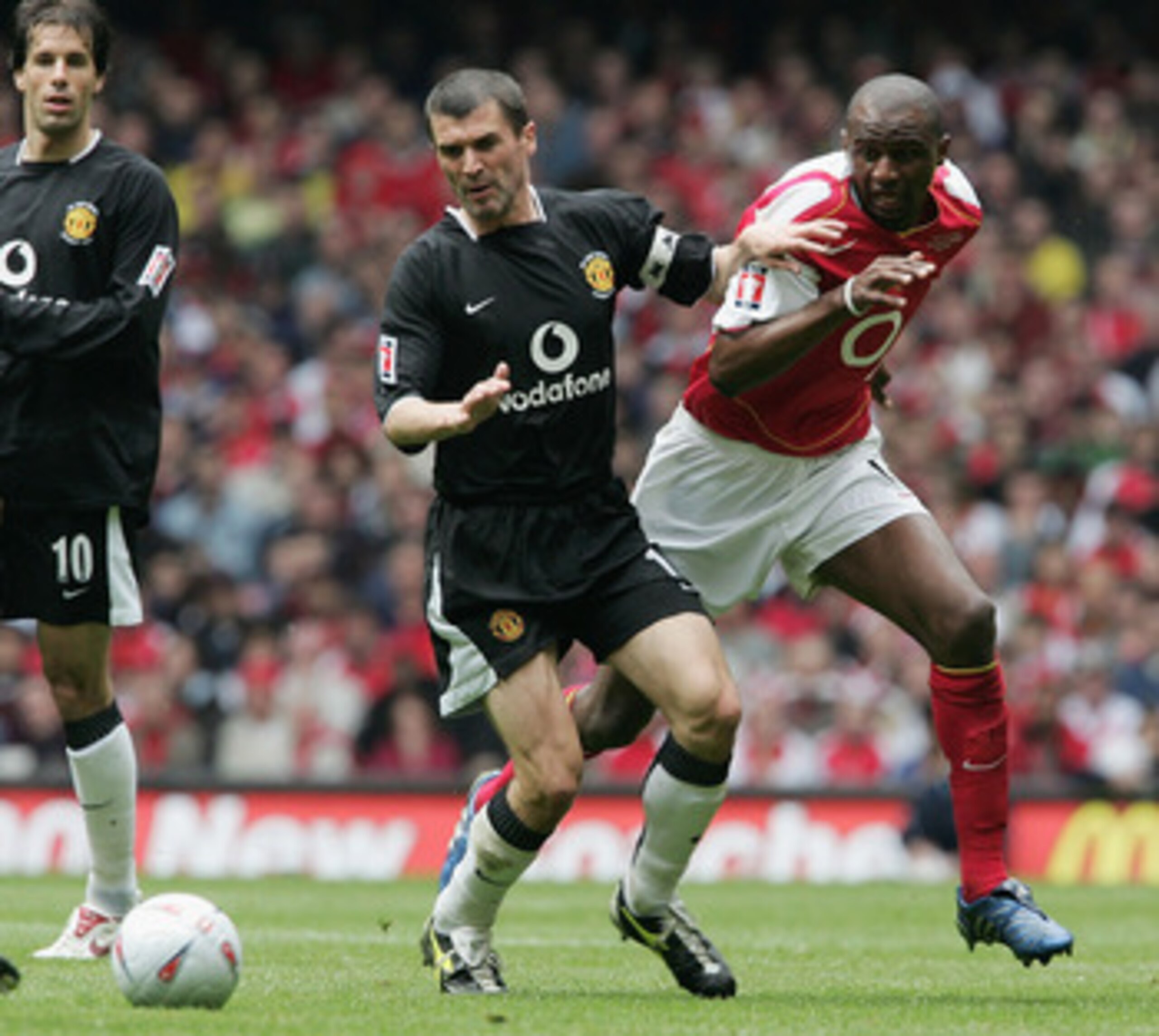 CARDIFF, WALES - MAY 21:  Patrick Vieira of Arsenal and Roy Keane of Manchester United battle for the ball during the FA Cup Final between Arsenal and Manchester United at The Millennium Stadium on May 21, 2005 in Cardiff, Wales.  (Photo by Phil Cole/Gett