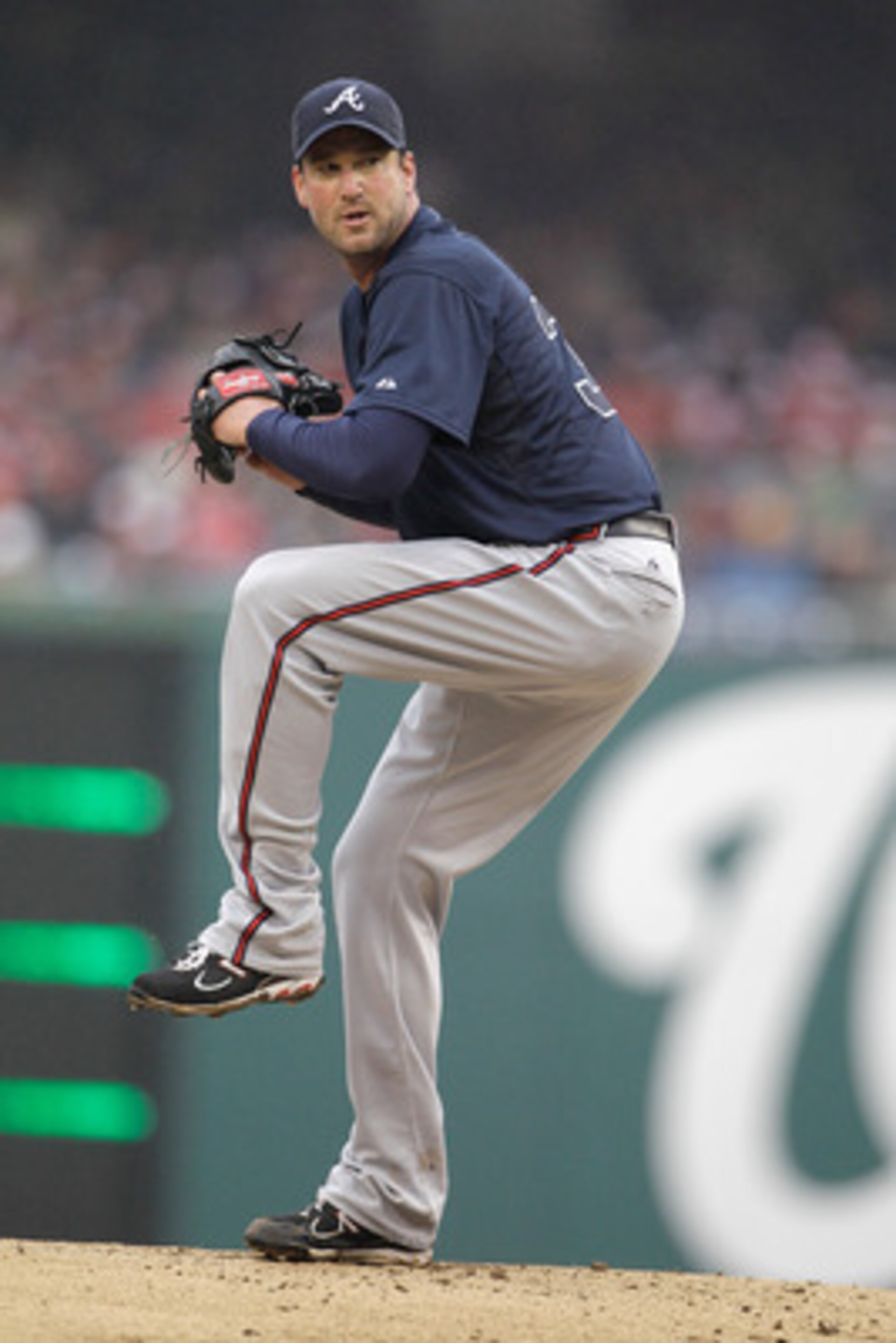 WASHINGTON, DC - MARCH 31: Starting pitcher Derek Lowe #32 of the Atlanta Braves delivers to a Washington Nationals batter during the third inning at Nationals Park on March 31, 2011 in Washington, DC. (Photo by Rob Carr/Getty Images) WASHINGTON, DC - MARCH 31: Starting pitcher Derek Lowe #32 of the Atlanta Braves delivers to a Washington Nationals batter during the third inning at Nationals Park on March 31, 2011 in Washington, DC. (Photo by Rob Carr/Getty Images)