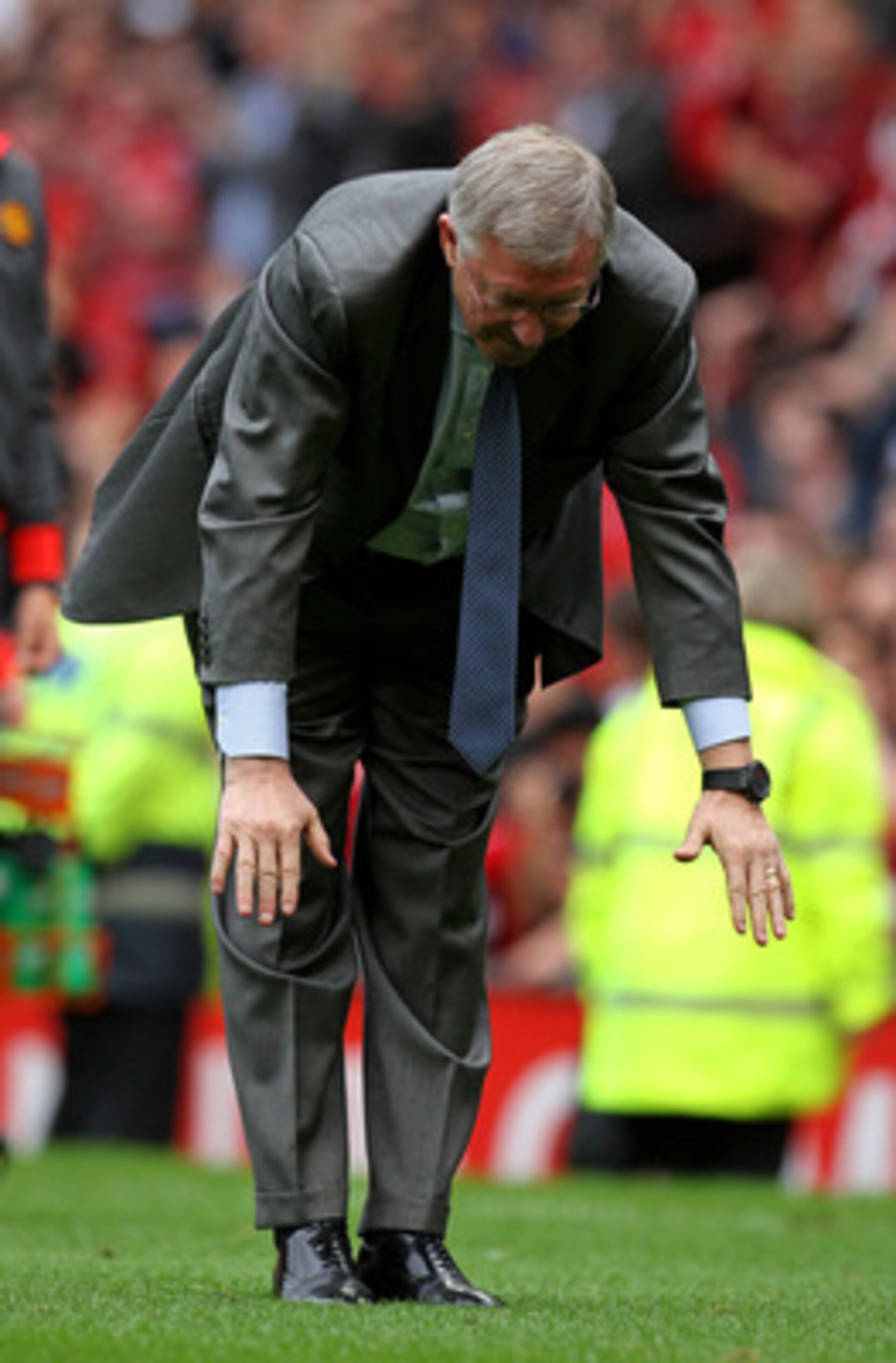 MANCHESTER, ENGLAND - MAY 08:  Manchester United Manager Sir Alex Ferguson takes a bow at the end of the Barclays Premier League match between Manchester United and Chelsea at Old Trafford on May 8, 2011 in Manchester, England.  (Photo by Alex Livesey/Get