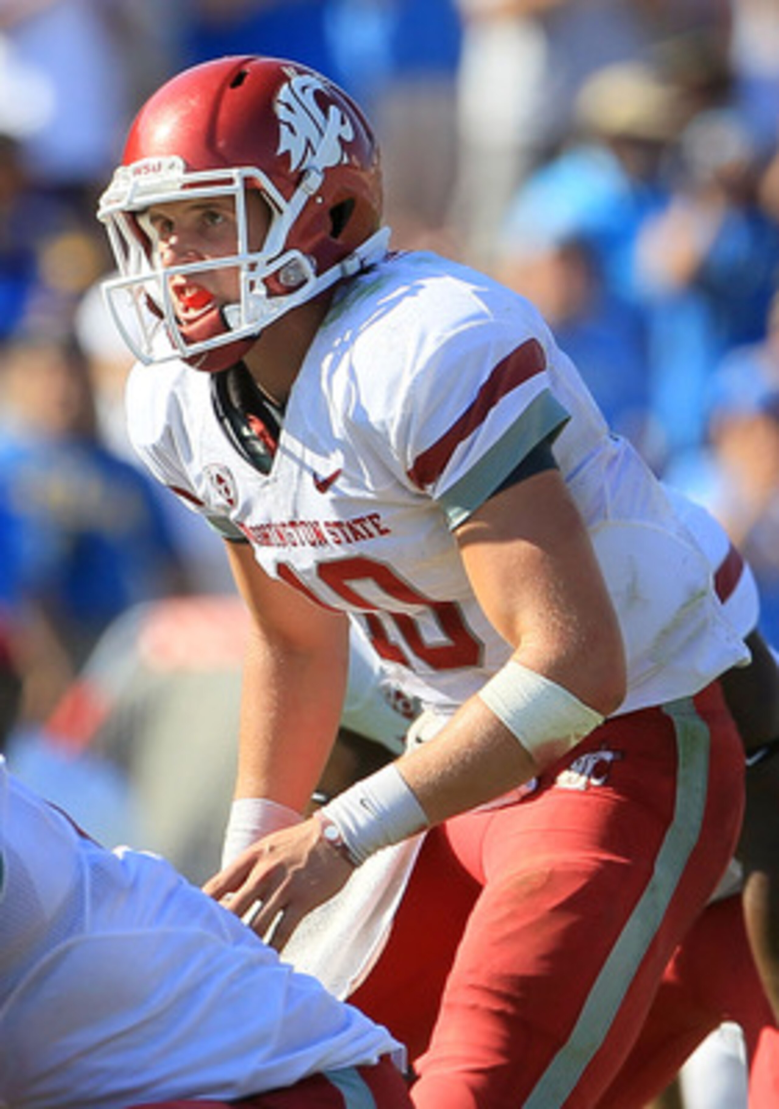 PASADENA, CA - OCTOBER 02:  Quarterback Jeff Tuel #10 of the Washington State Cougars plays against the UCLA Bruins in the game at the Rose Bowl on October 2, 2010 in Pasadena, California.  (Photo by Jeff Gross/Getty Images)