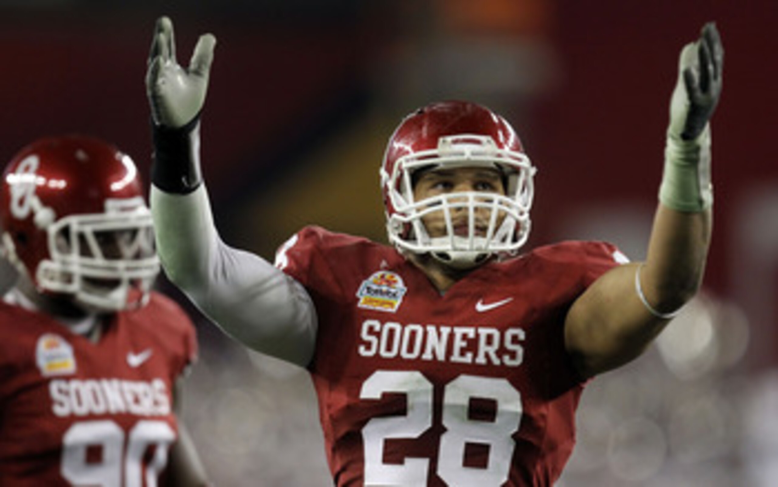 GLENDALE, AZ - JANUARY 01:  Travis Lewis #28 of the Oklahoma Sooners reacts at the end of the game against the Connecticut Huskies during the Tostitos Fiesta Bowl at the Universtity of Phoenix Stadium on January 1, 2011 in Glendale, Arizona.  (Photo by Ro