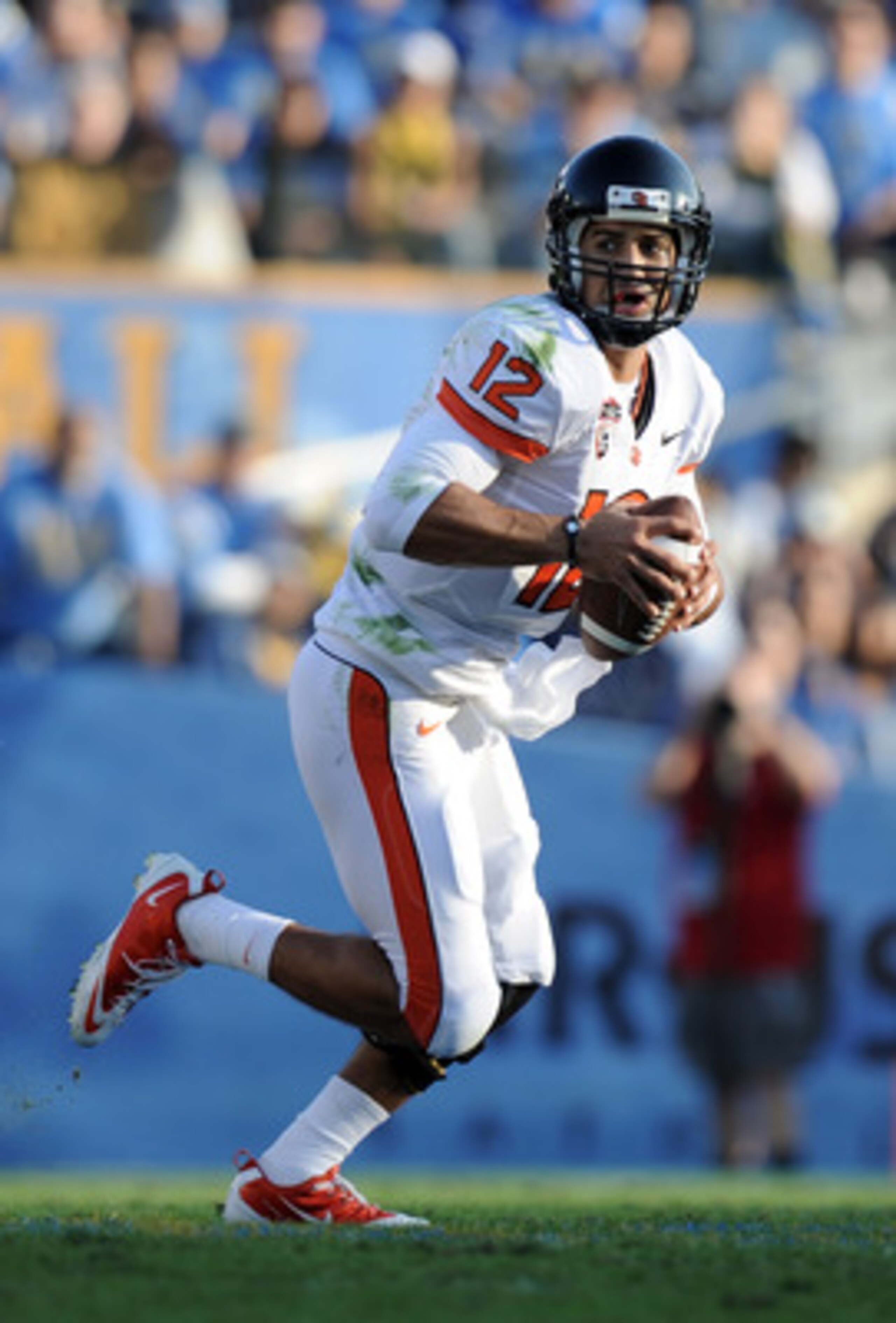 PASADENA, CA - NOVEMBER 06:  Ryan Katz #12 of the Oregon State Beavers rolls out against the UCLA Bruins during the game at the Rose Bowl on November 6, 2010 in Pasadena, California.  (Photo by Harry How/Getty Images)