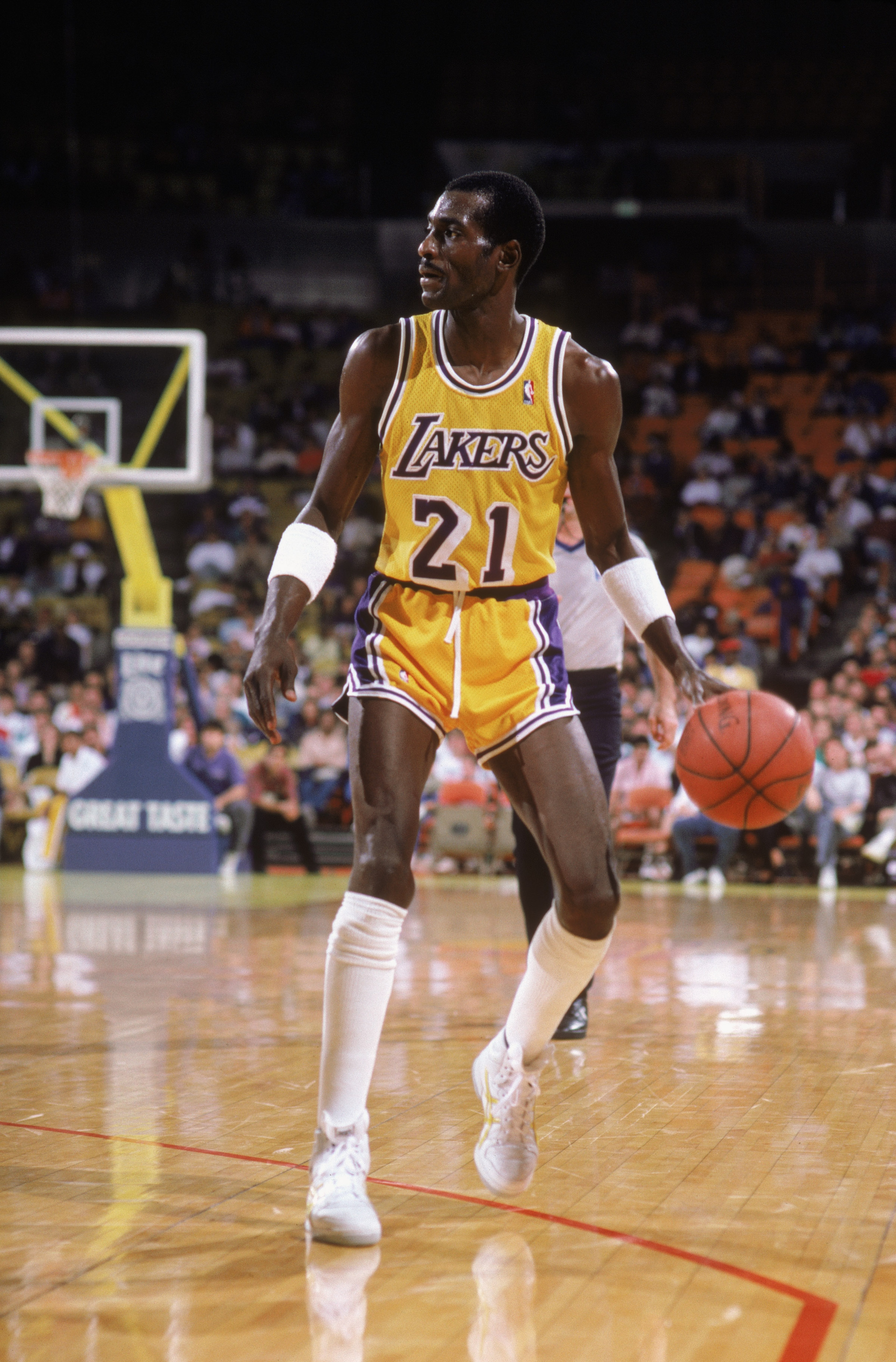 LOS ANGELES - 1987: Michael Cooper #21 of the Los Angeles Lakers dribbles the ball during an NBA game at the Great Western Forum in Los Angeles, California in 1987. (Photo by: Rick Stewart/Getty Images) LOS ANGELES - 1987: Michael Cooper #21 of the Los Angeles Lakers dribbles the ball during an NBA game at the Great Western Forum in Los Angeles, California in 1987. (Photo by: Rick Stewart/Getty Images)