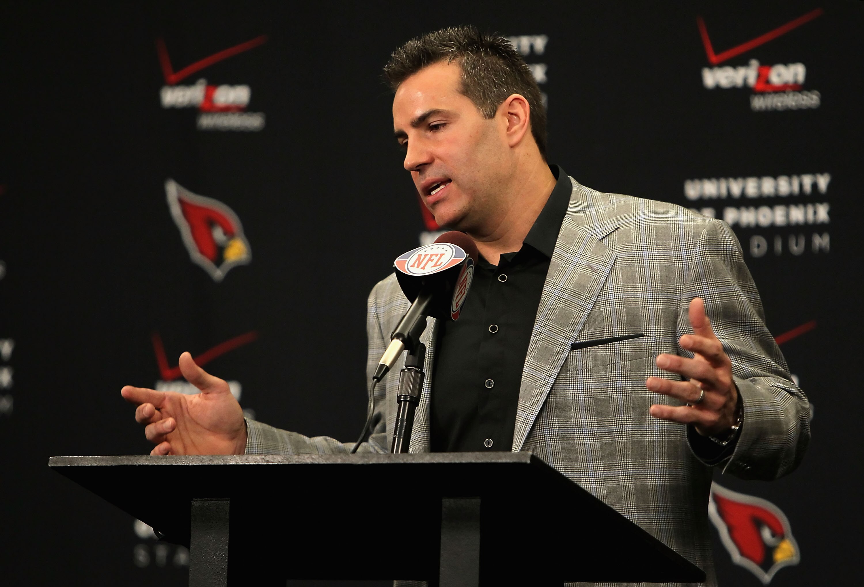 TEMPE, AZ - JANUARY 29:  Quarterback Kurt Warner of the Arizona Cardinals announces his retirement from football during a press conference at the team's training center auditorium on January 29, 2010 in Tempe, Arizona.  (Photo by Christian Petersen/Getty