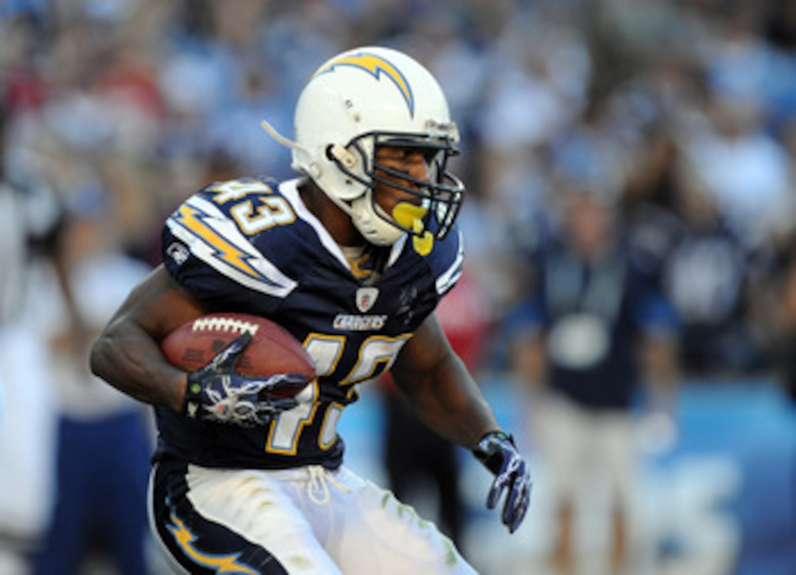 SAN DIEGO, CA - DECEMBER 12:  Darren Sproles #43 of the San Diego Chargers carries the ball against the Kansas City Chiefs at Qualcomm Stadium on December 12, 2010 in San Diego, California.  (Photo by Harry How/Getty Images)