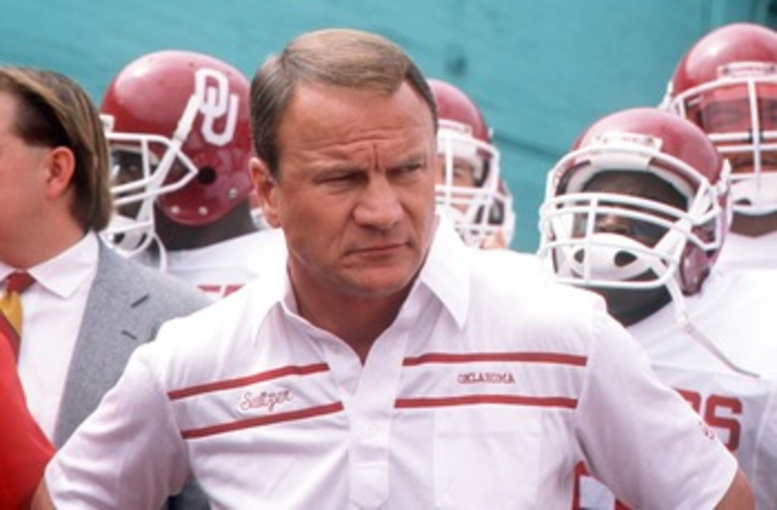 24 SEP 1988:  UNIVERSITY OF OKLAHOMA FOOTBALL COACH BARRY SWITZER WITH HIS TEAM BEFORE THE SOONERS 23-7 LOSS TO THE USC TROJANS.  Mandatory Credit: STEPHEN DUNN/ALLSPORT