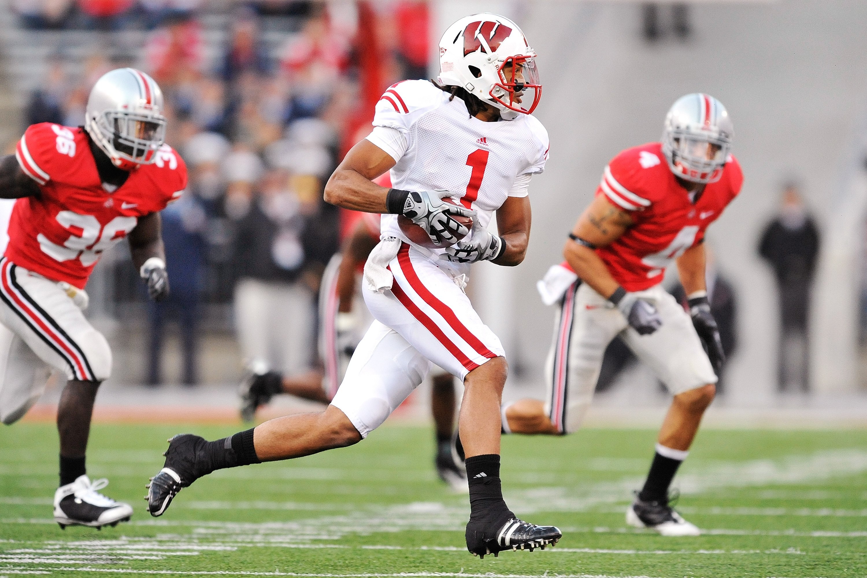 COLUMBUS, OH - OCTOBER 10:  Wide receiver Nick Toon #1 of the Wisconsin Badgers runs with the ball against the Ohio State Buckeyes at Ohio Stadium on October 10, 2009 in Columbus, Ohio.  (Photo by Jamie Sabau/Getty Images)