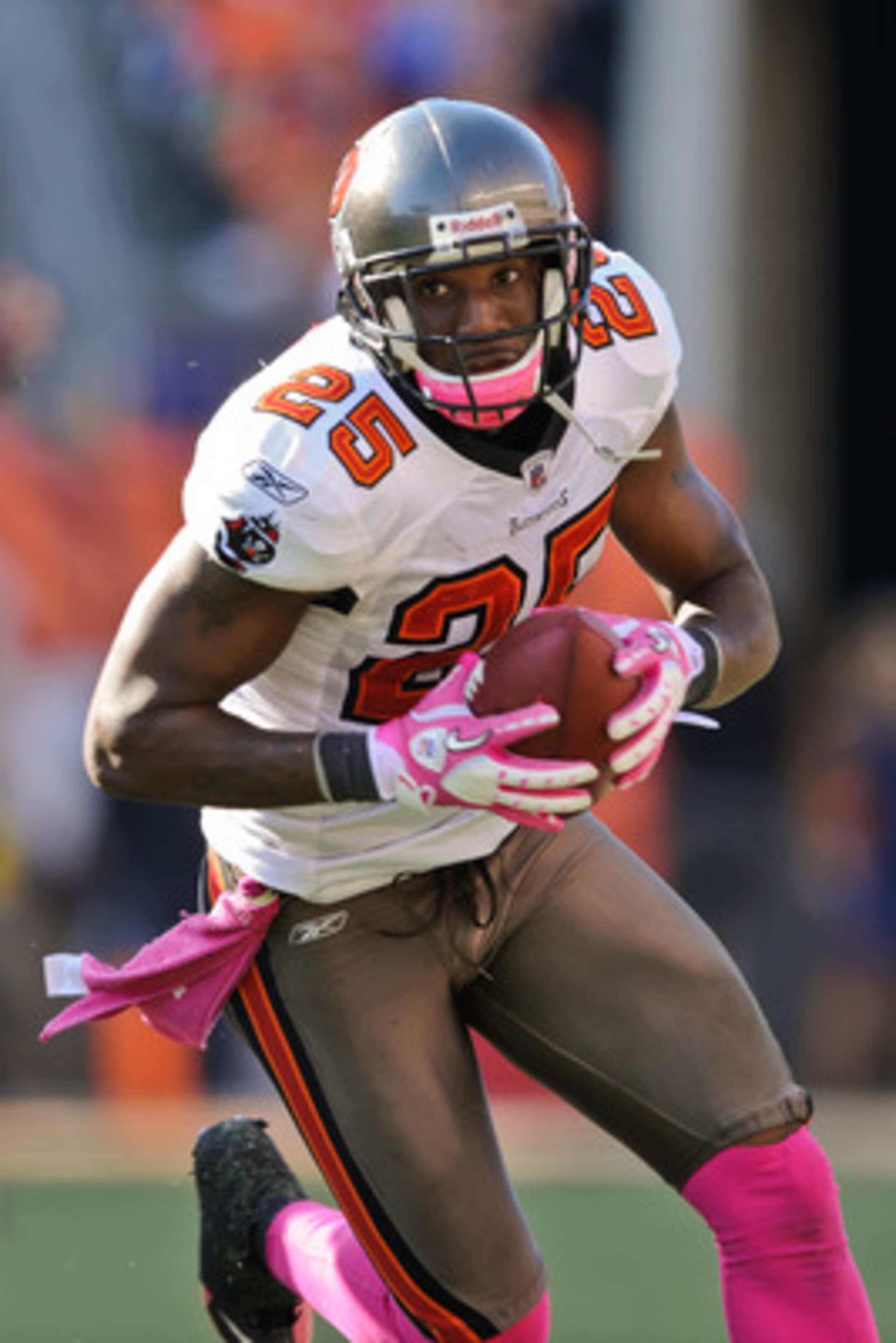 CINCINNATI, OH - OCTOBER 10: Aqib Talib #25 of the Tampa Bay Buccaneers returns an interception against the Cincinnati Bengals at Paul Brown Stadium on October 10, 2010 in Cincinnati, Ohio. (Photo by Jamie Sabau/Getty Images)