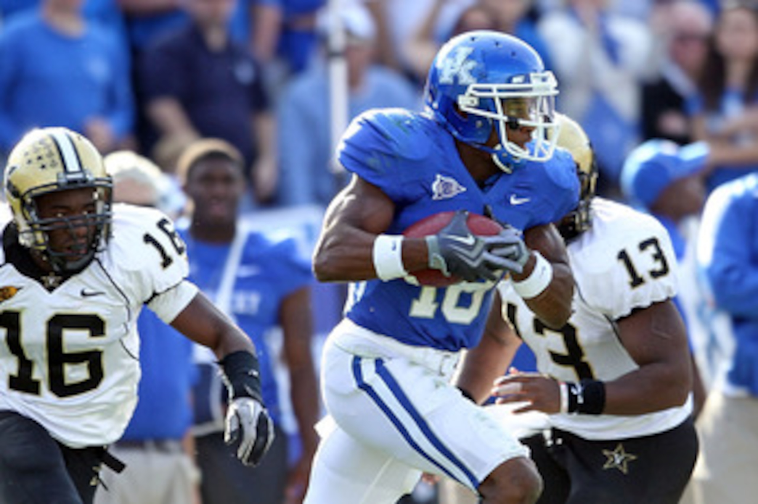 LEXINGTON, KY - OCTOBER 09:  Randall Cobb #18 of the Kentucky Wildcats runs with the ball during the SEC game against  the Auburn Tigers  at Commonwealth Stadium on October 9, 2010 in Lexington, Kentucky.  (Photo by Andy Lyons/Getty Images)